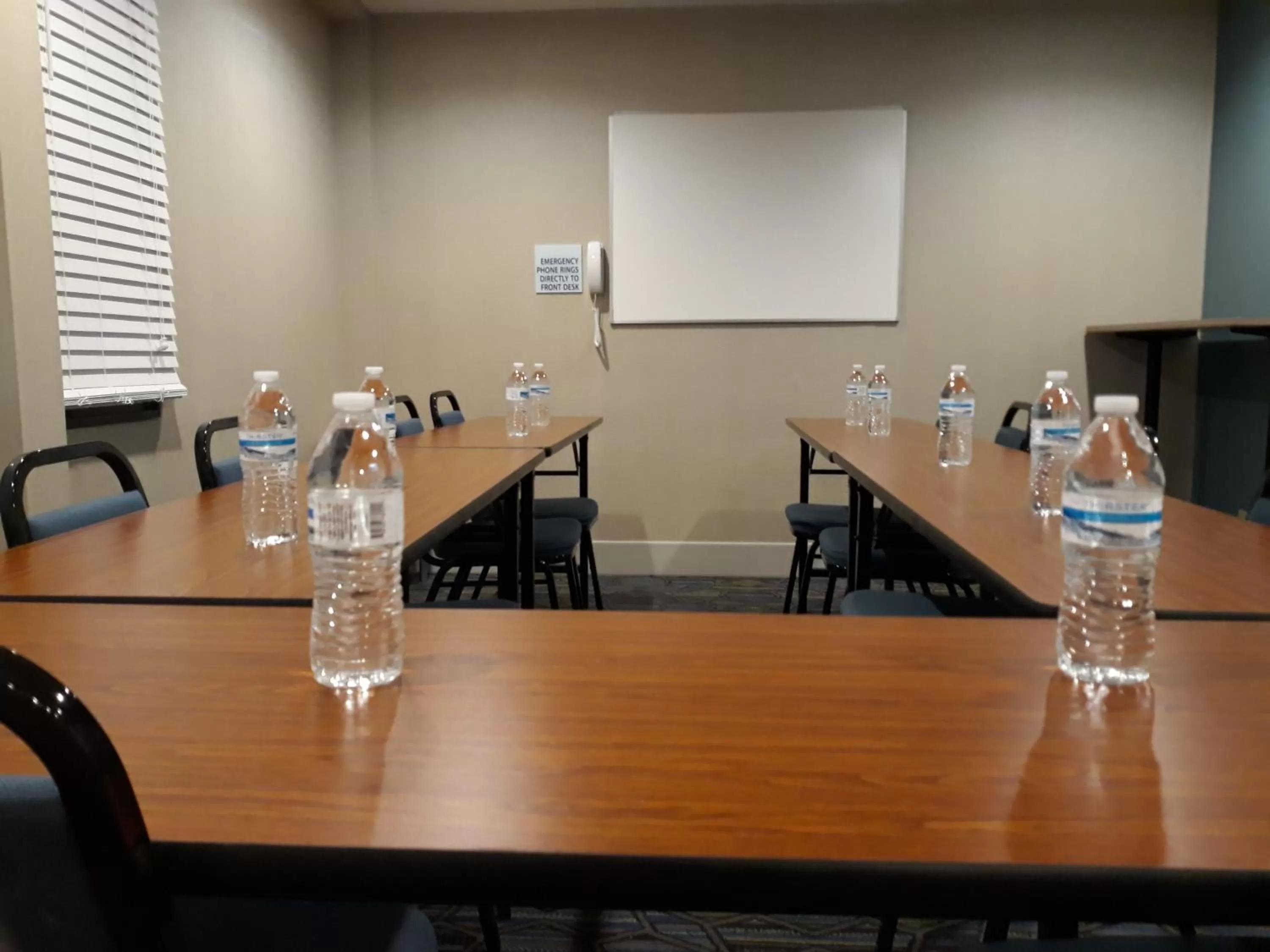 Meeting/conference room in Holiday Inn Express Hotel Pittsburgh-North/Harmarville by IHG
