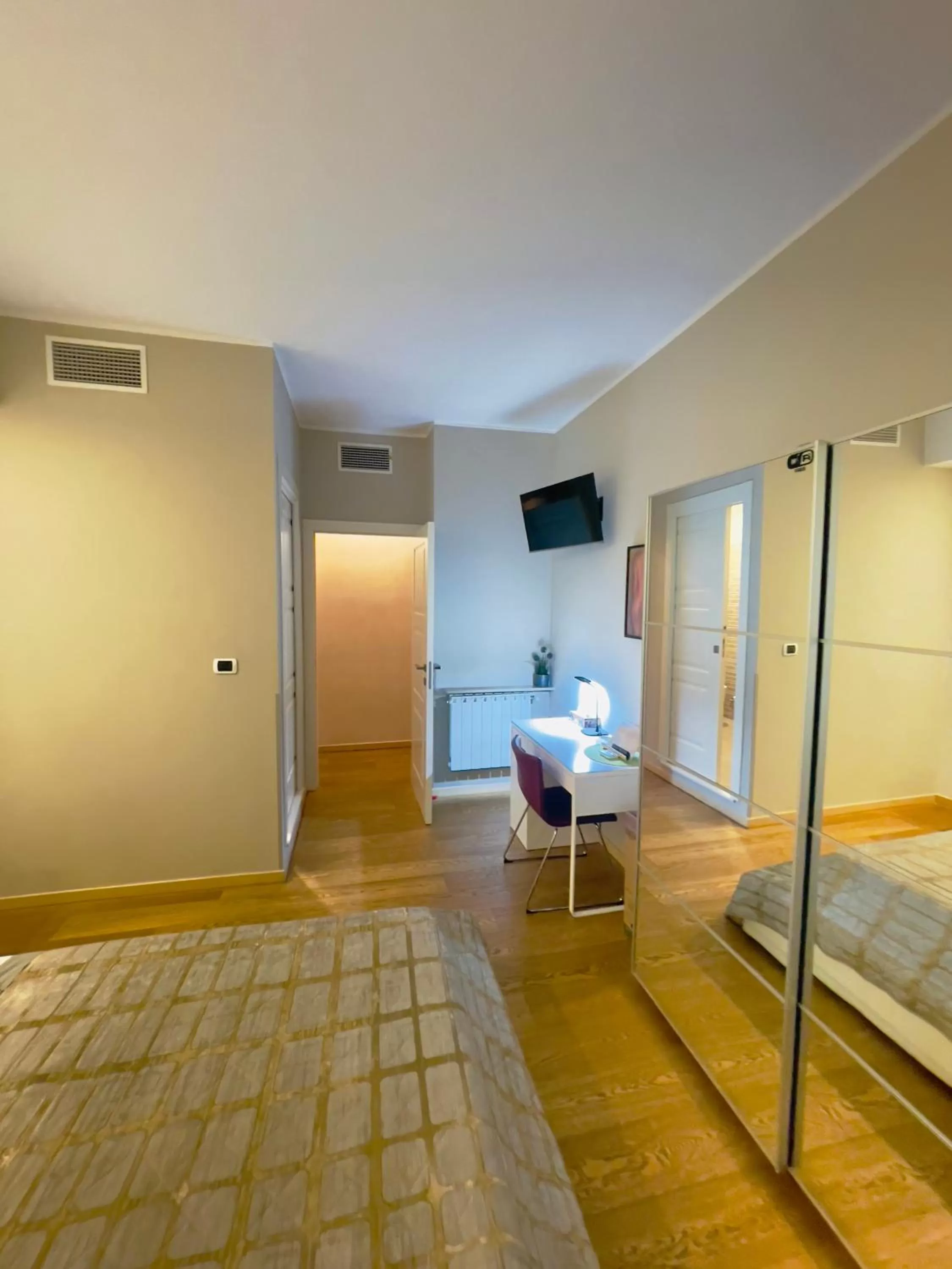 Double Room with Private Bathroom in Smart-House Rent-Rooms FREE PARKING