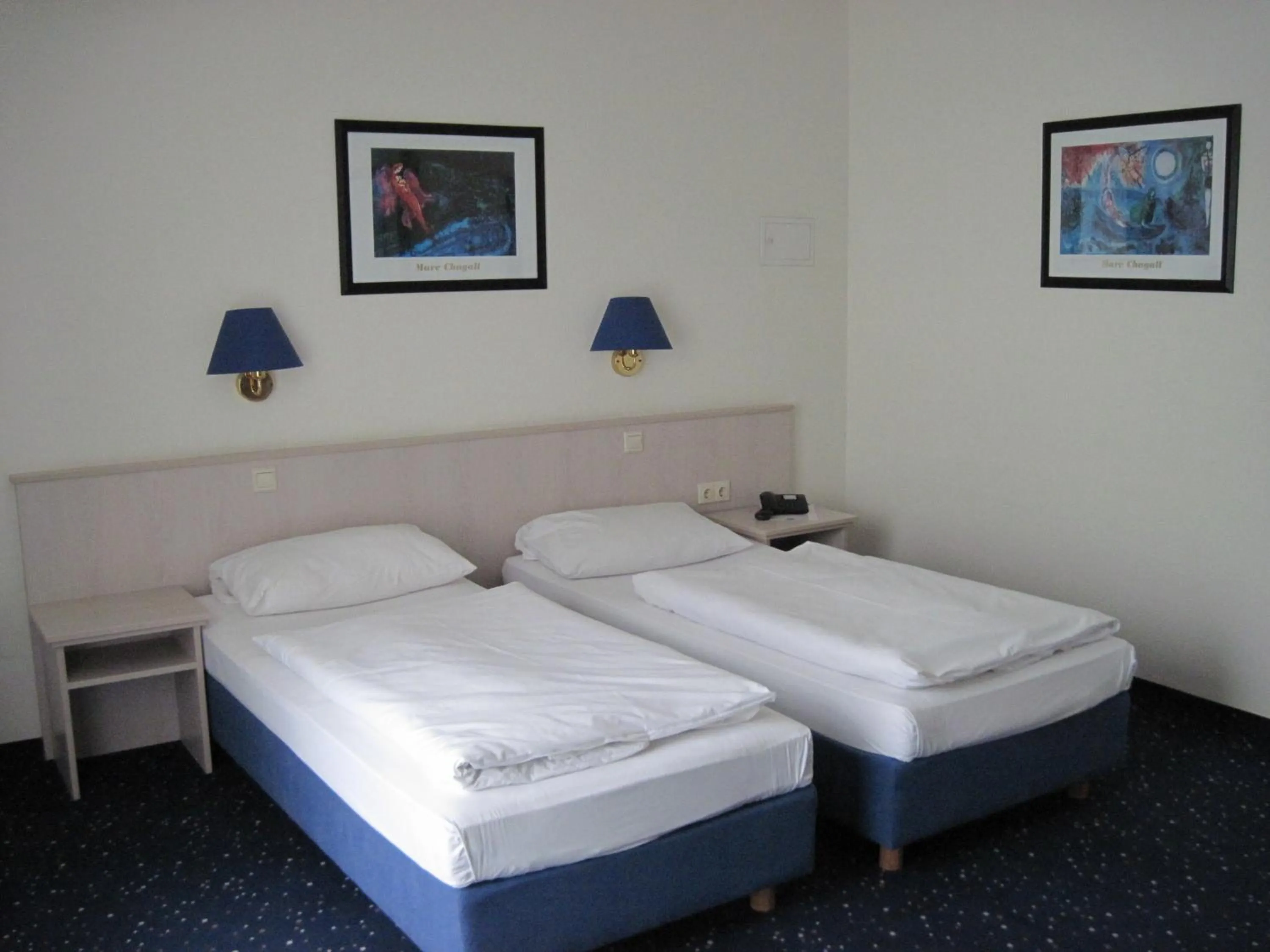 Photo of the whole room, Bed in Air Hotel Wartburg