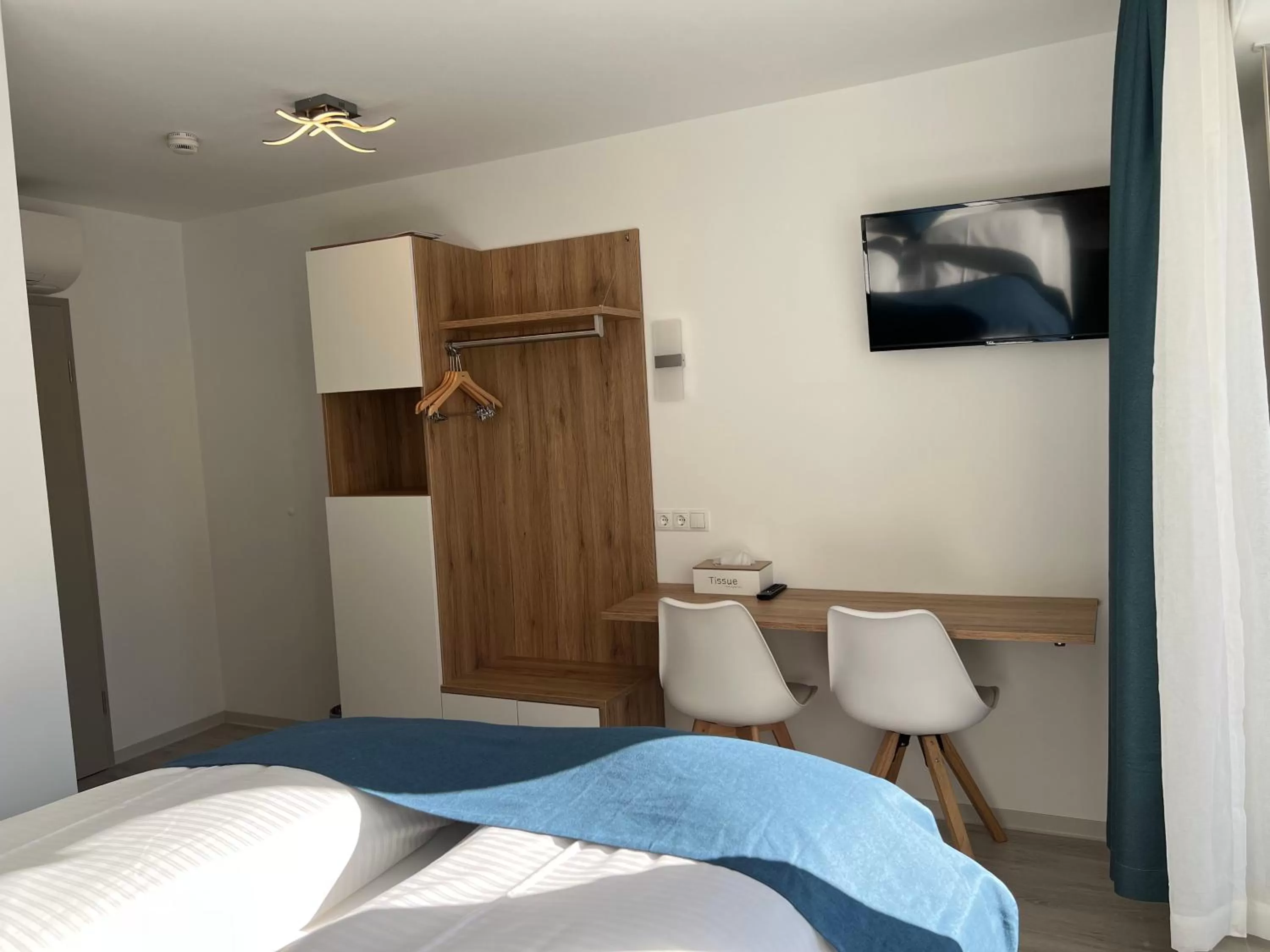 Photo of the whole room, Bed in Hotel 83