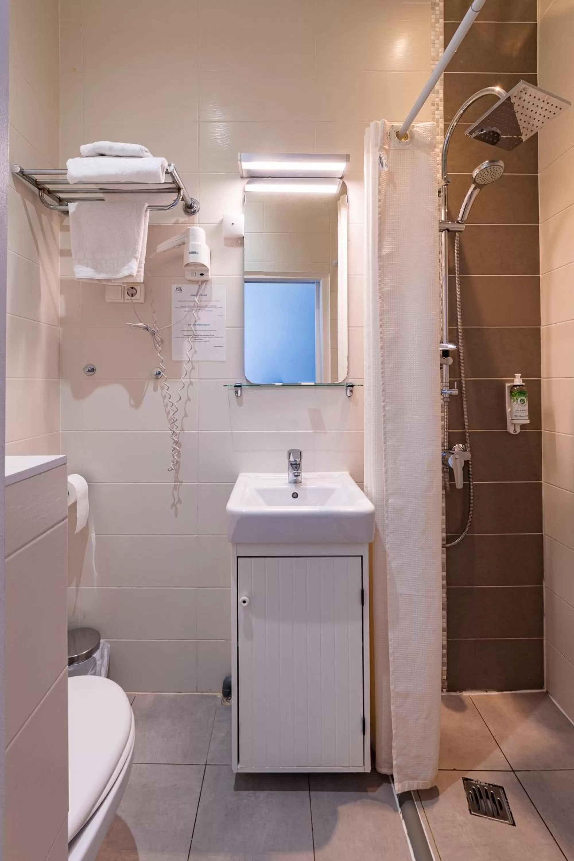 Bathroom in Hôtel Le Mondon Metz