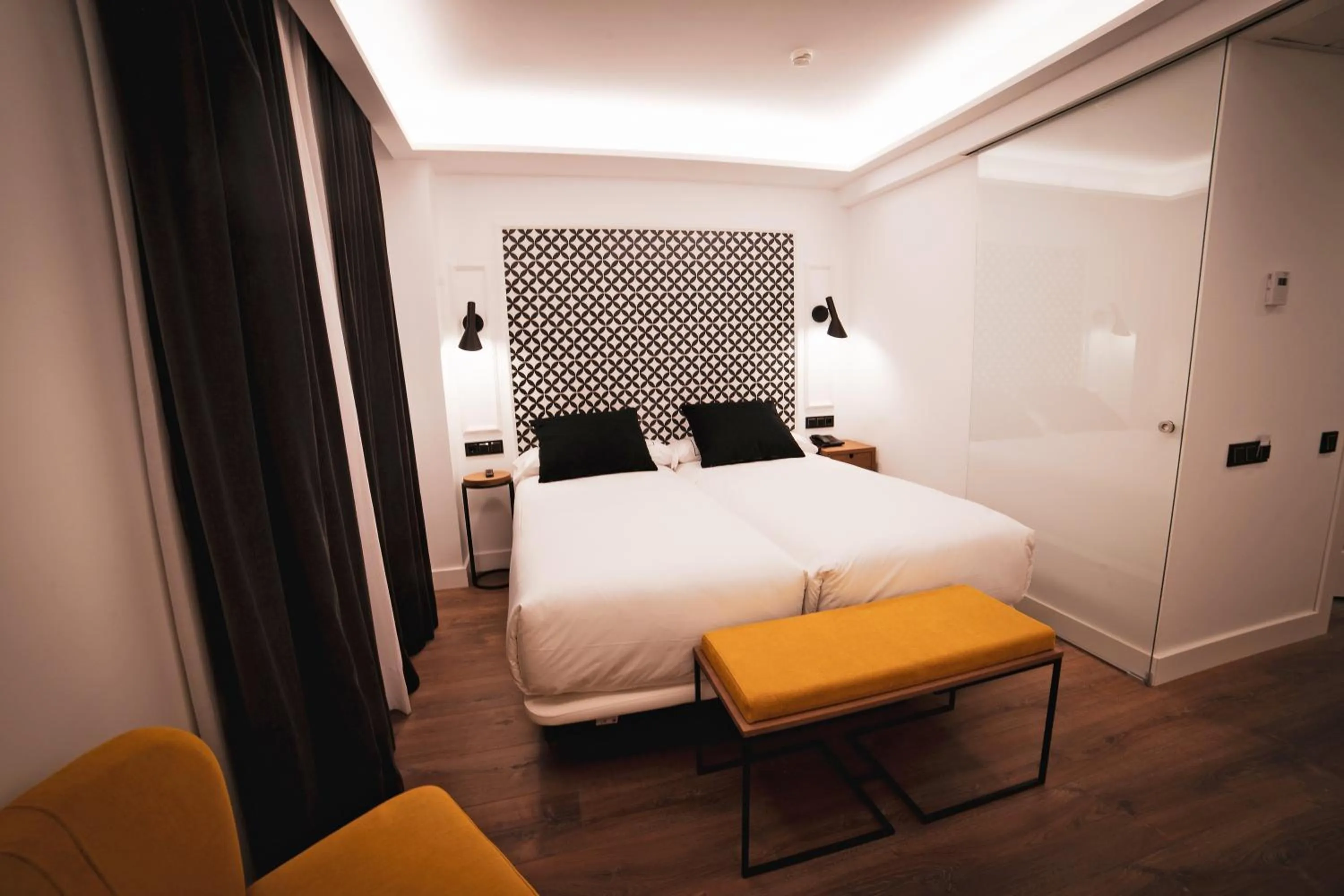 Photo of the whole room, Bed in Hotel Colón Plaza