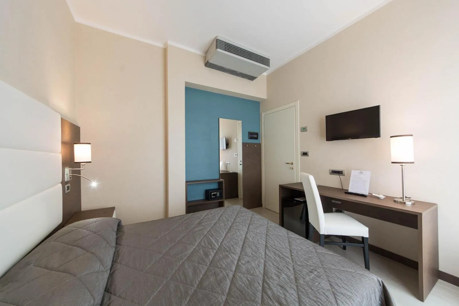 Bed in Reginna Palace Hotel