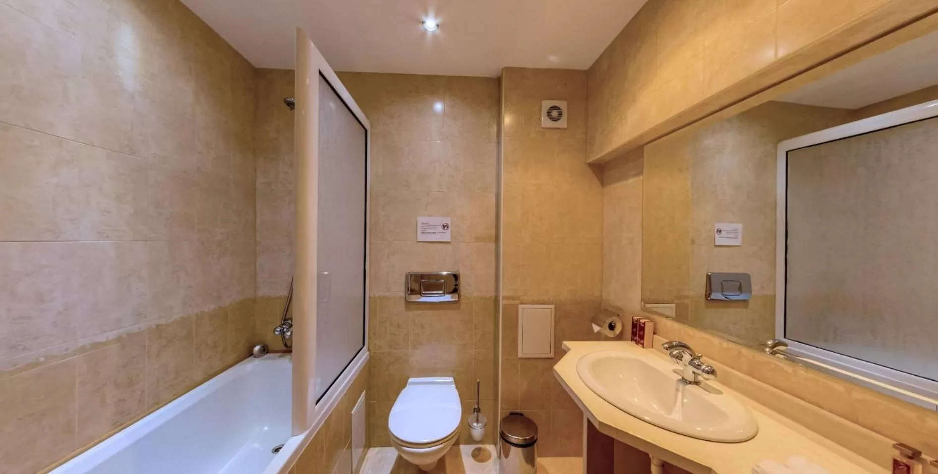 Bathroom in Troyan Plaza Hotel