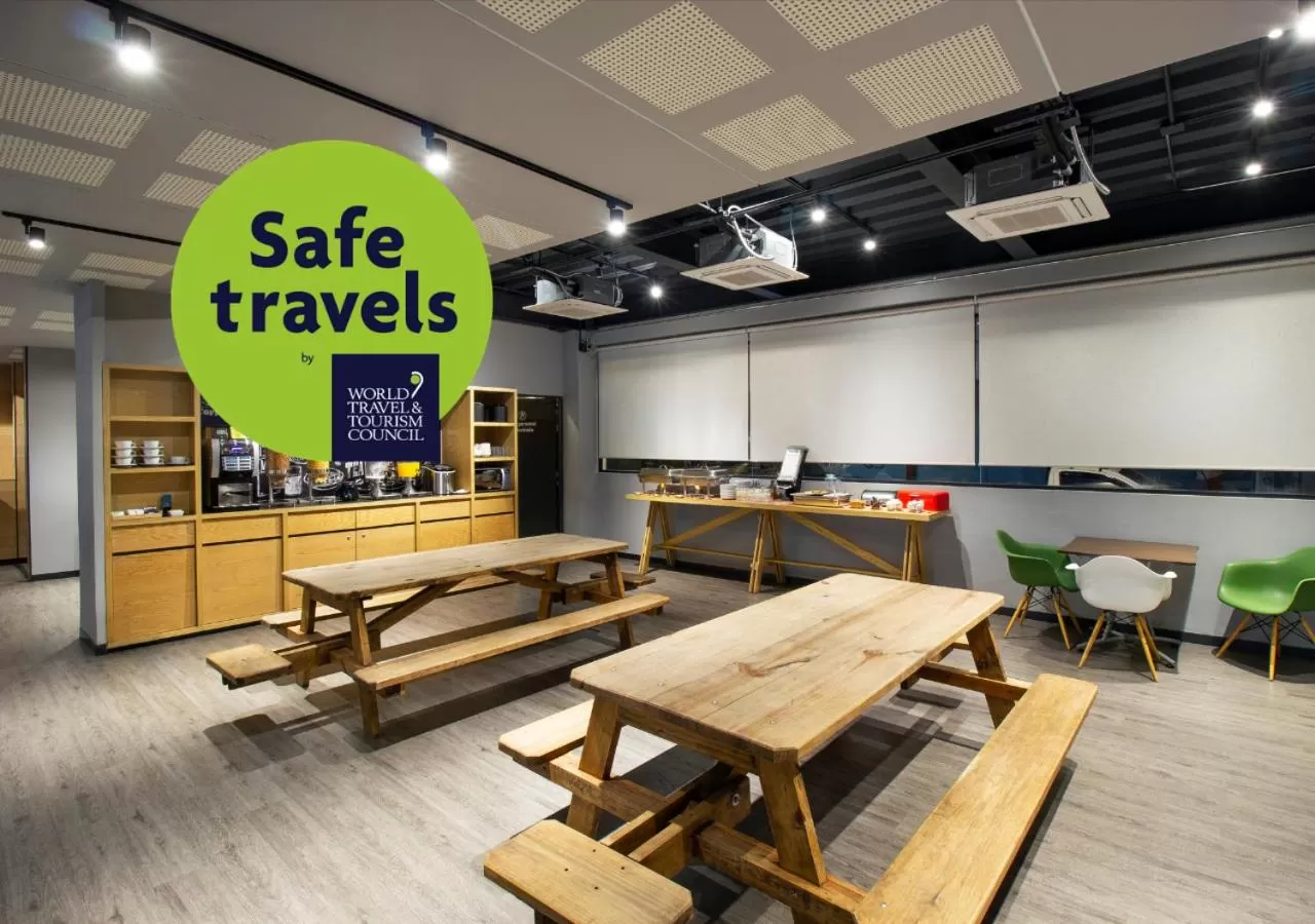 Food and drinks in Hotel MX aeropuerto CDMX, Trademark Collection by Wyndham