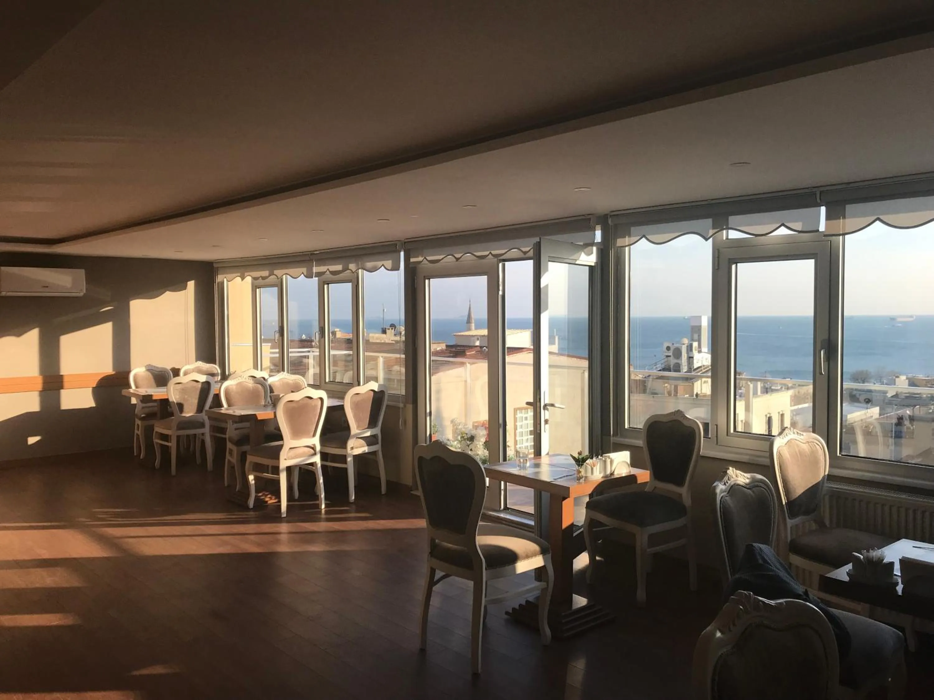 Restaurant/places to eat in Muyan Suites