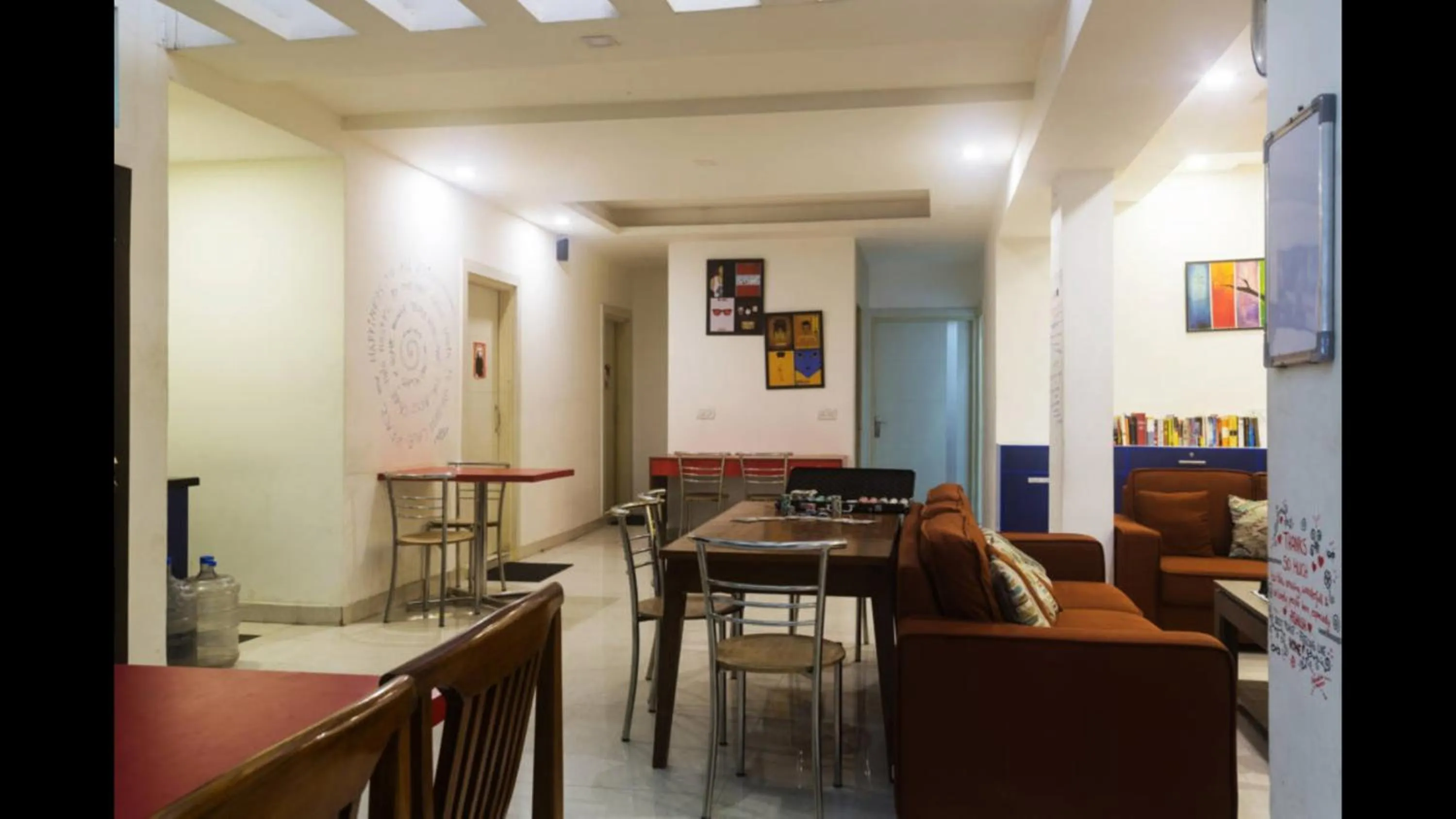 Communal lounge/ TV room in Joey's Hostel Delhi - 20 mins from Railway Station