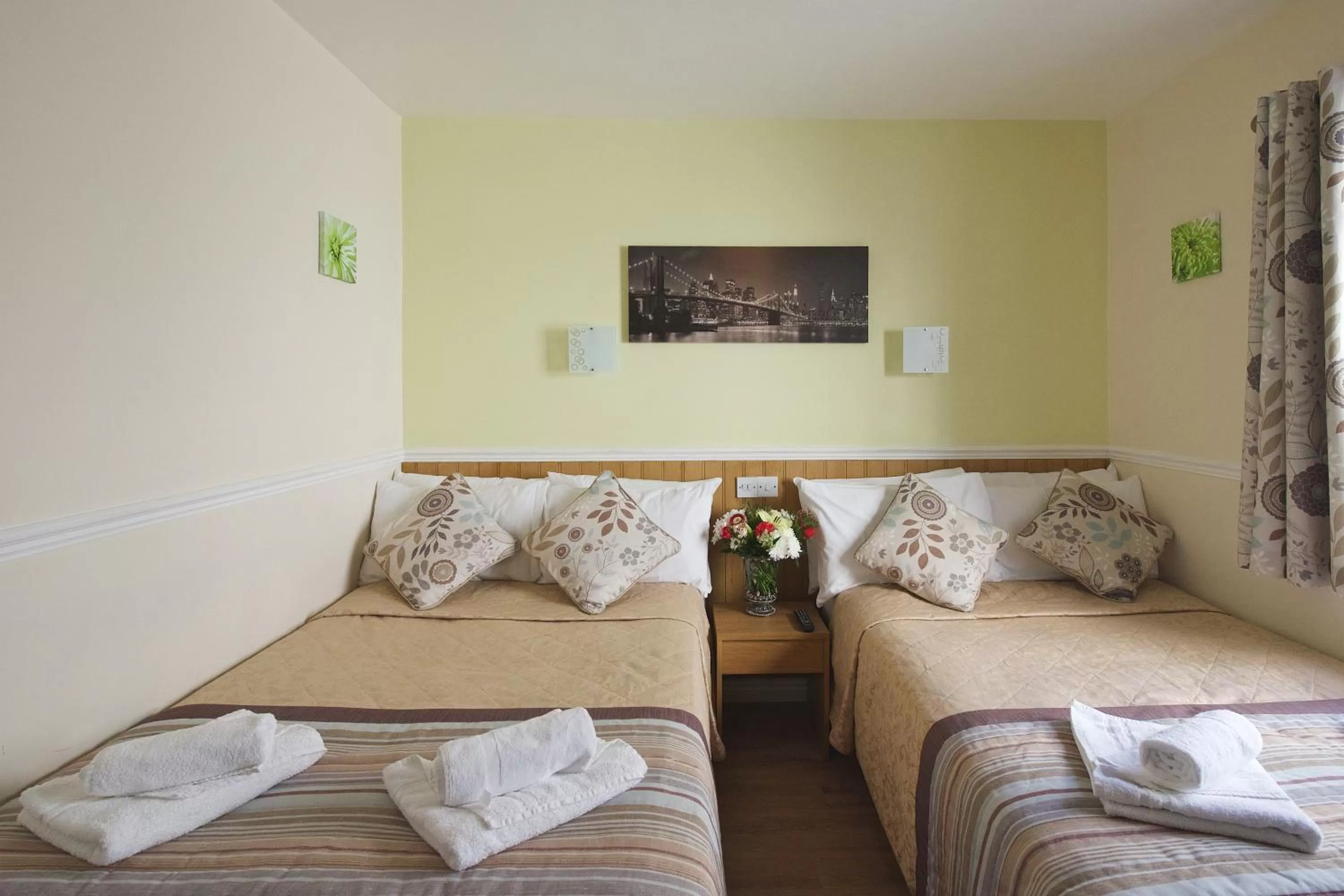 Photo of the whole room, Bed in Linden House Hotel