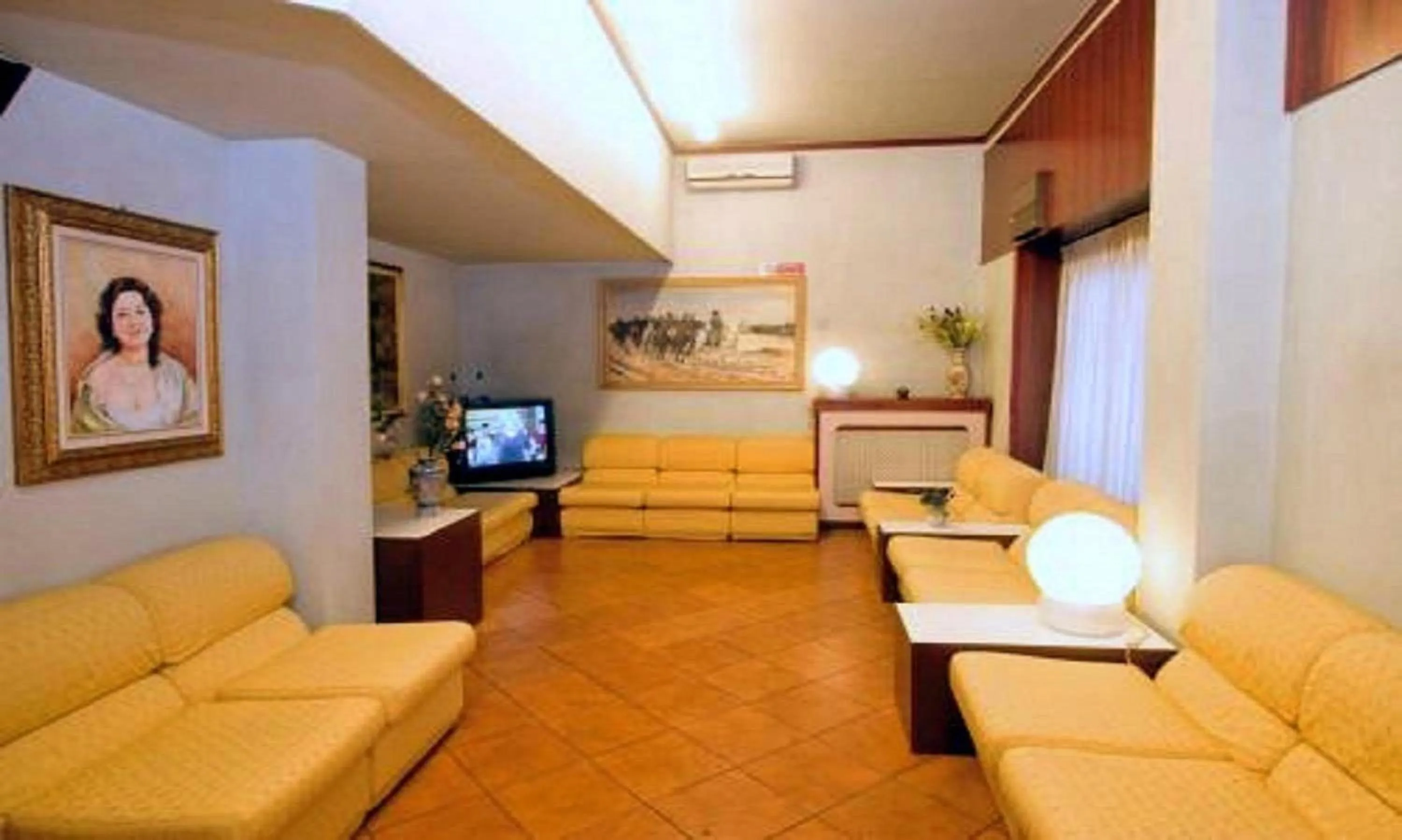 Communal lounge/ TV room in Piccolo Hotel