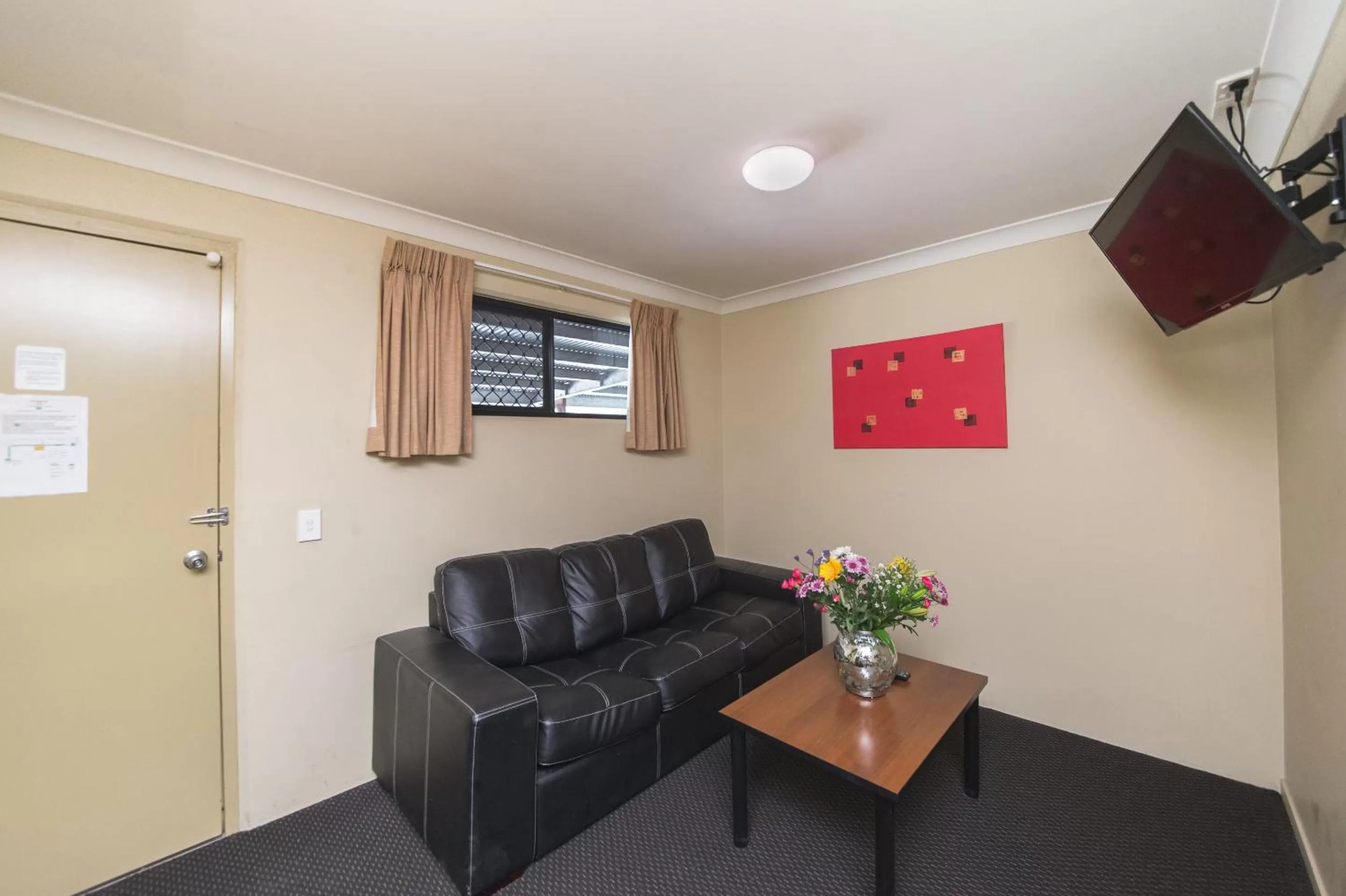 Living room in Rocky Resort Motor Inn
