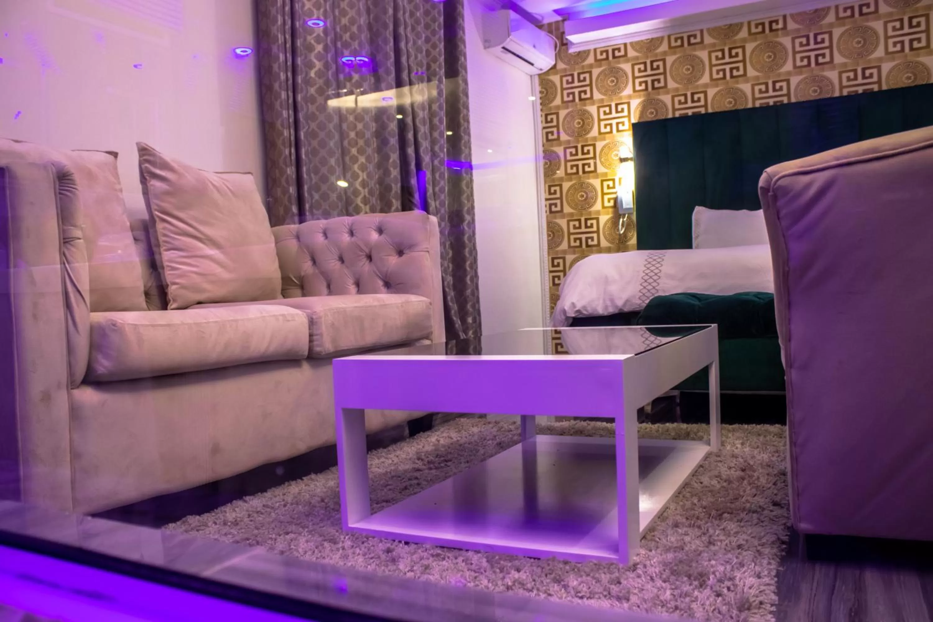 Seating area, Bed in Gold Crown International Hotel Johannesburg