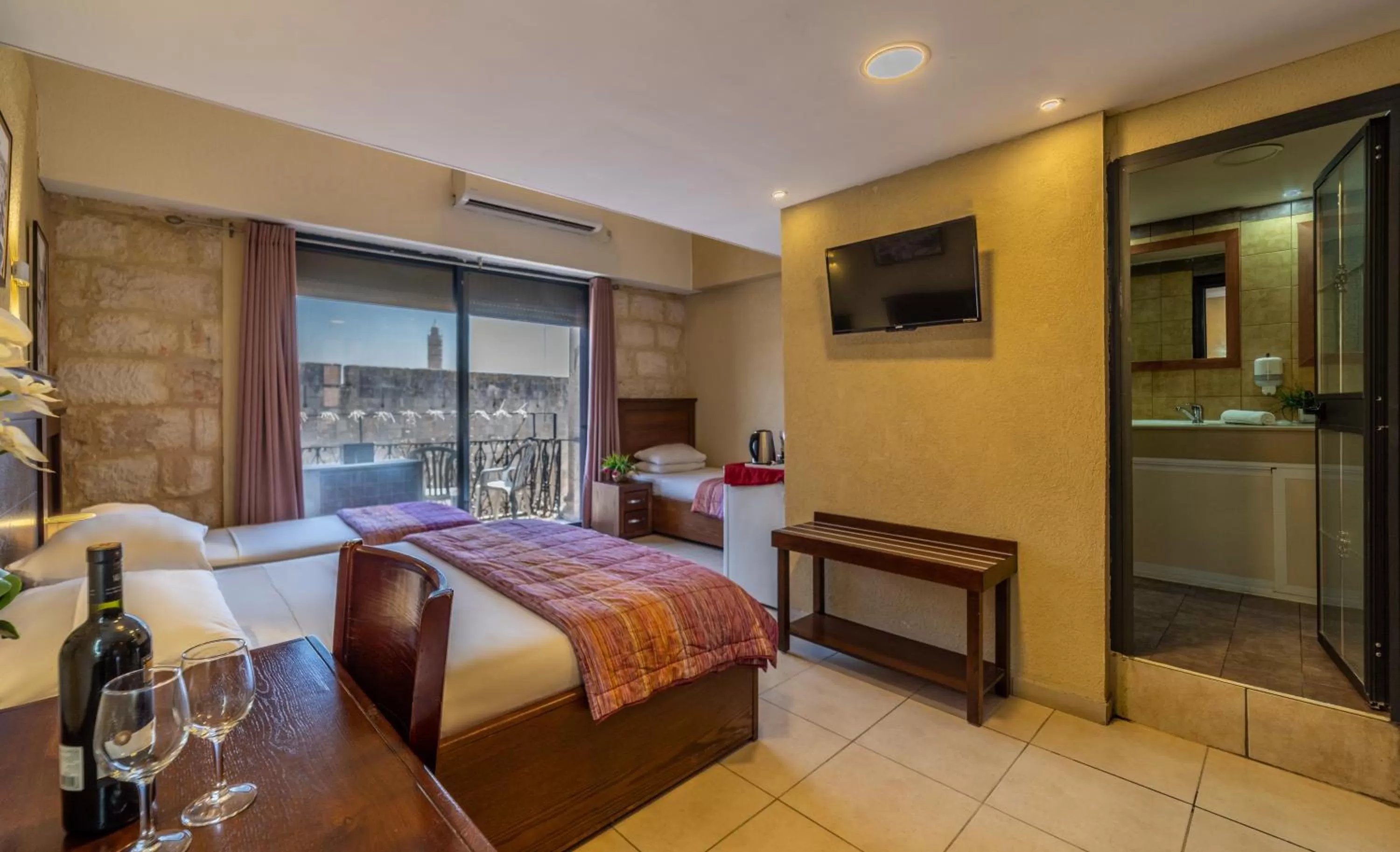 Photo of the whole room, Bed in New Imperial Hotel