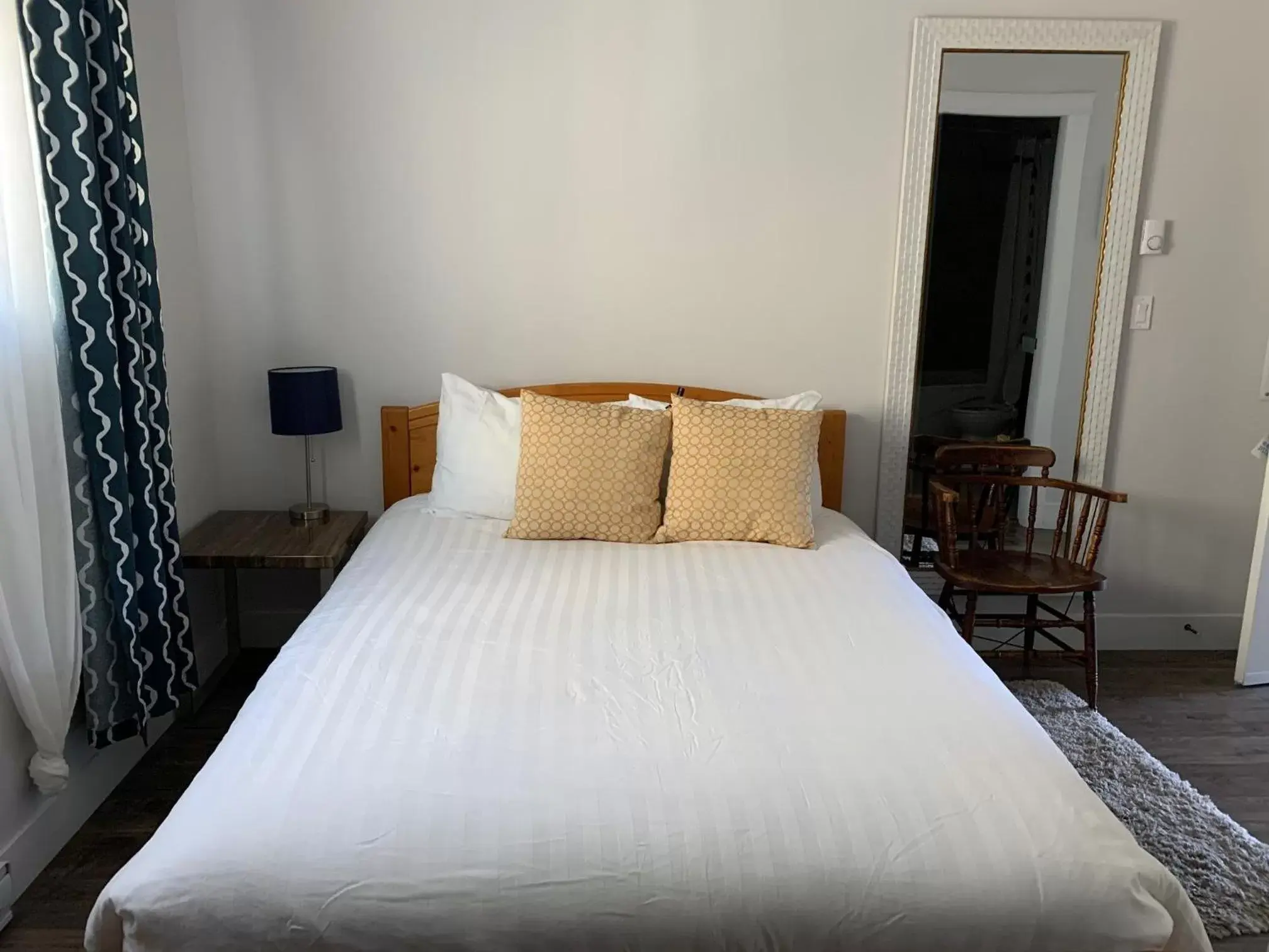 Queen Room in Black Rooster Guesthouse Queen Room in Black Rooster Guesthouse