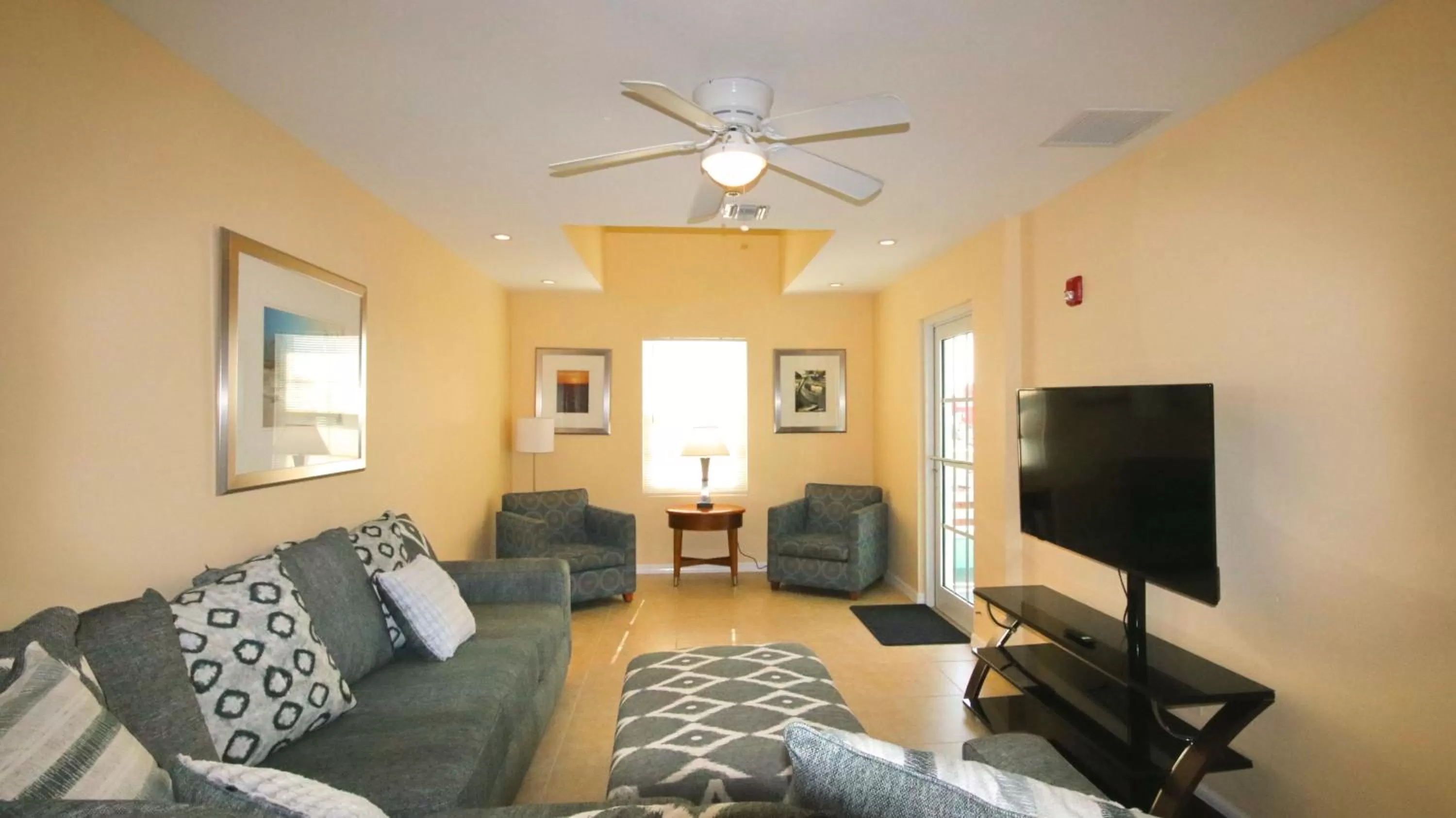 TV and multimedia in John's Pass Hotel - Fully Remote Check In