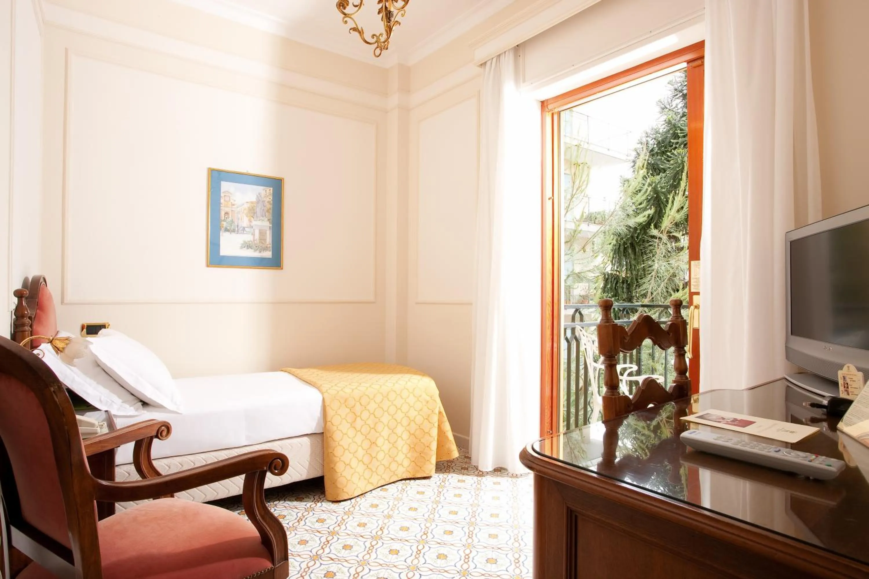 Photo of the whole room in Grand Hotel de la Ville