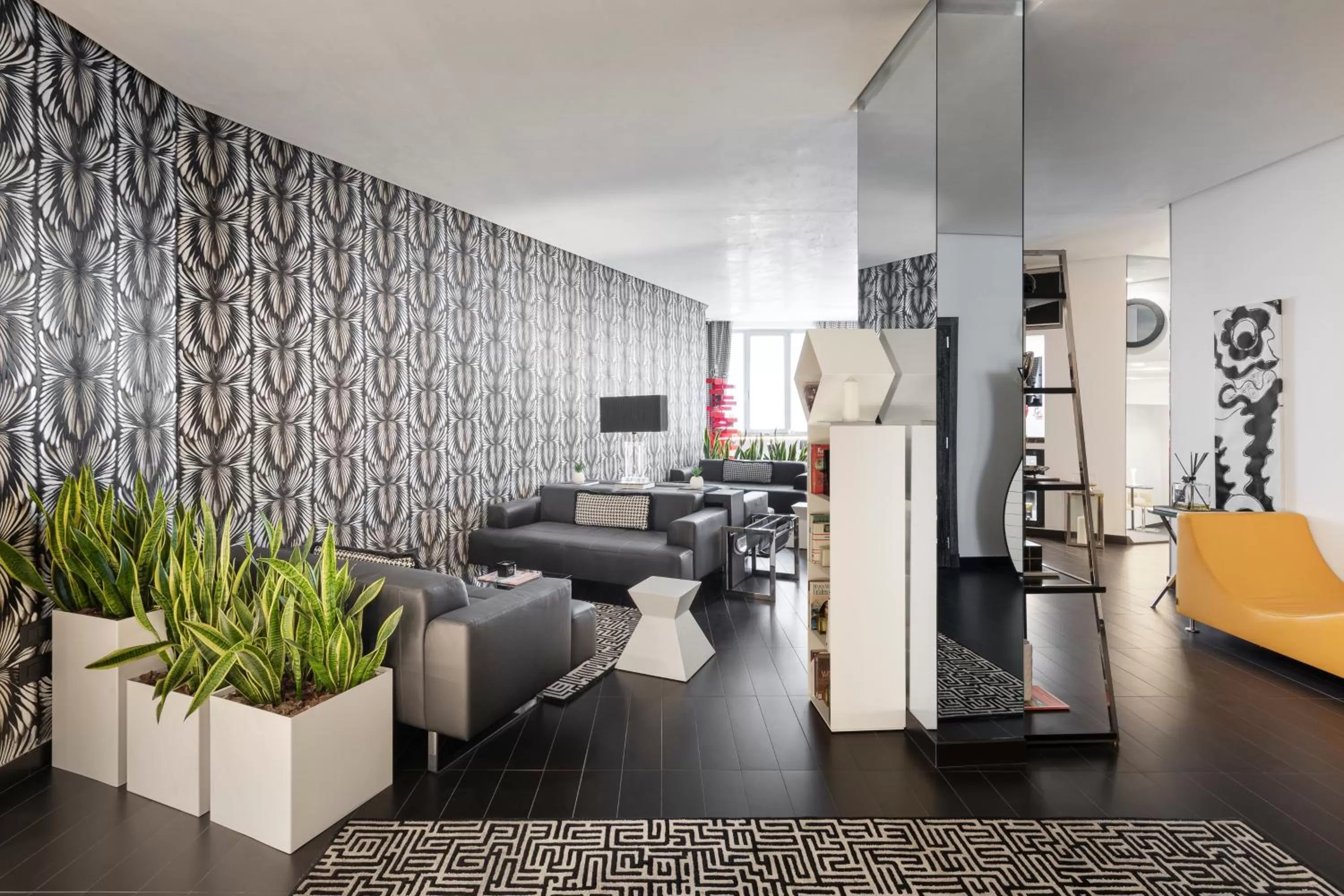 Communal lounge/ TV room in LHP Napoli Palace & SPA