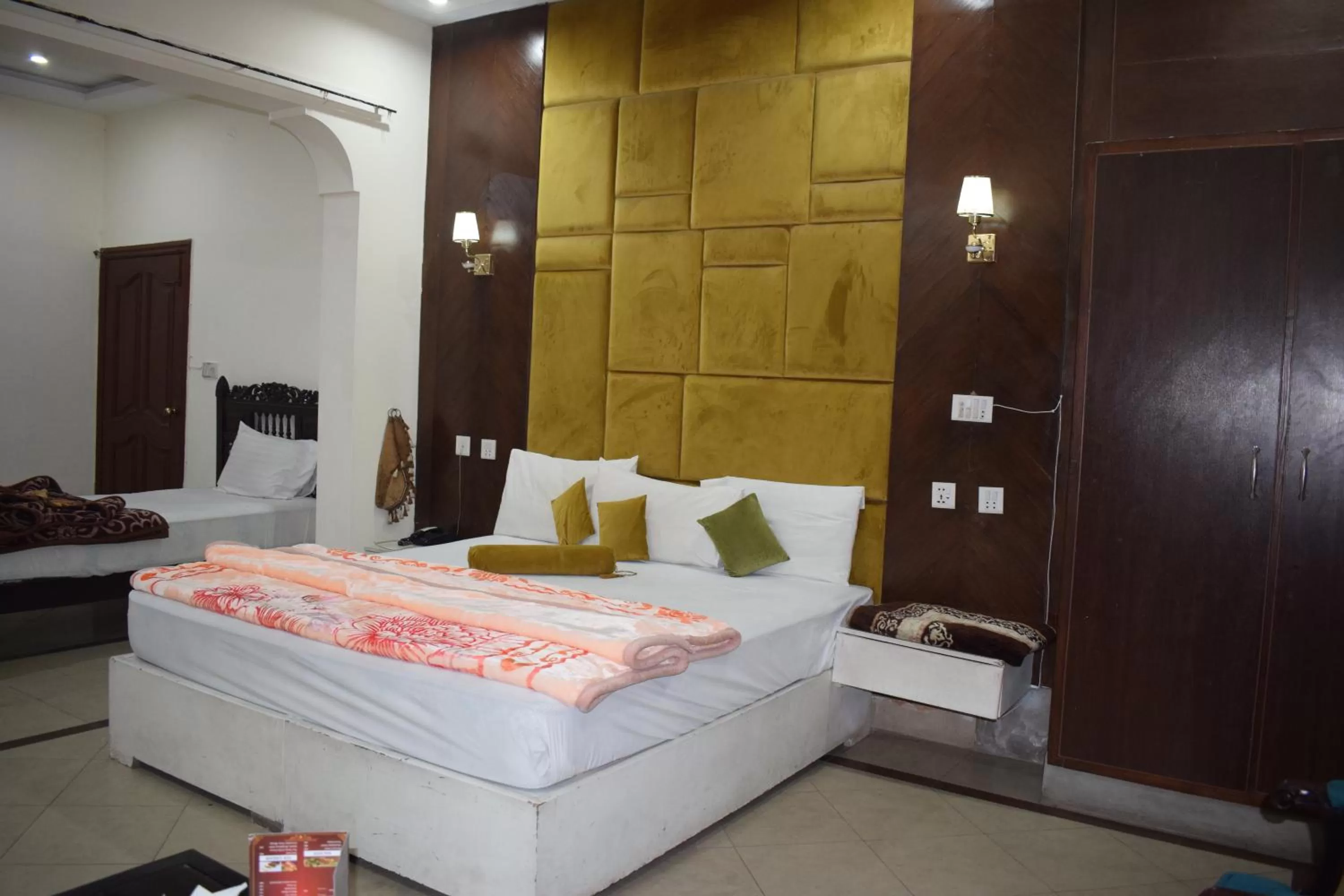 Bed in Hotel Royal Luxury Multan