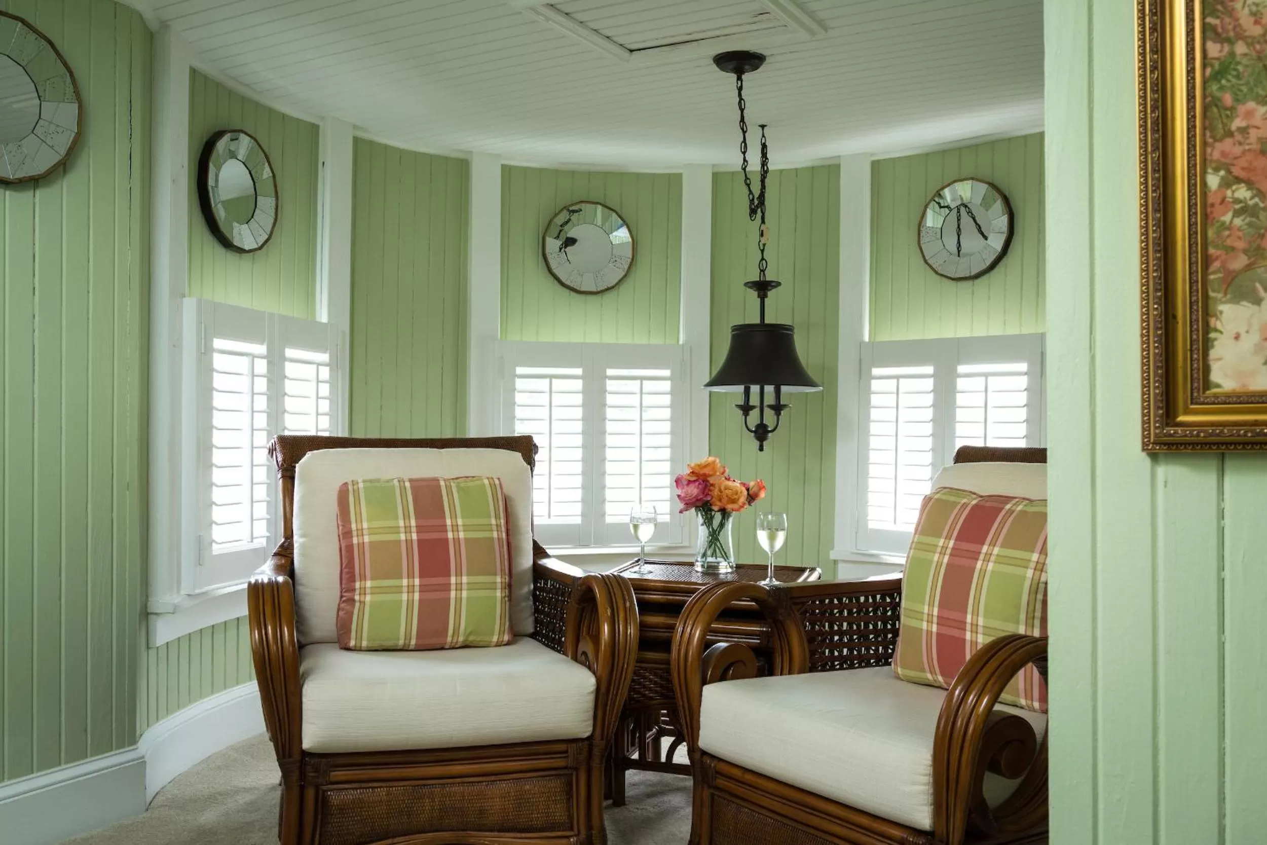 Seating area in White Doe Inn Bed & Breakfast