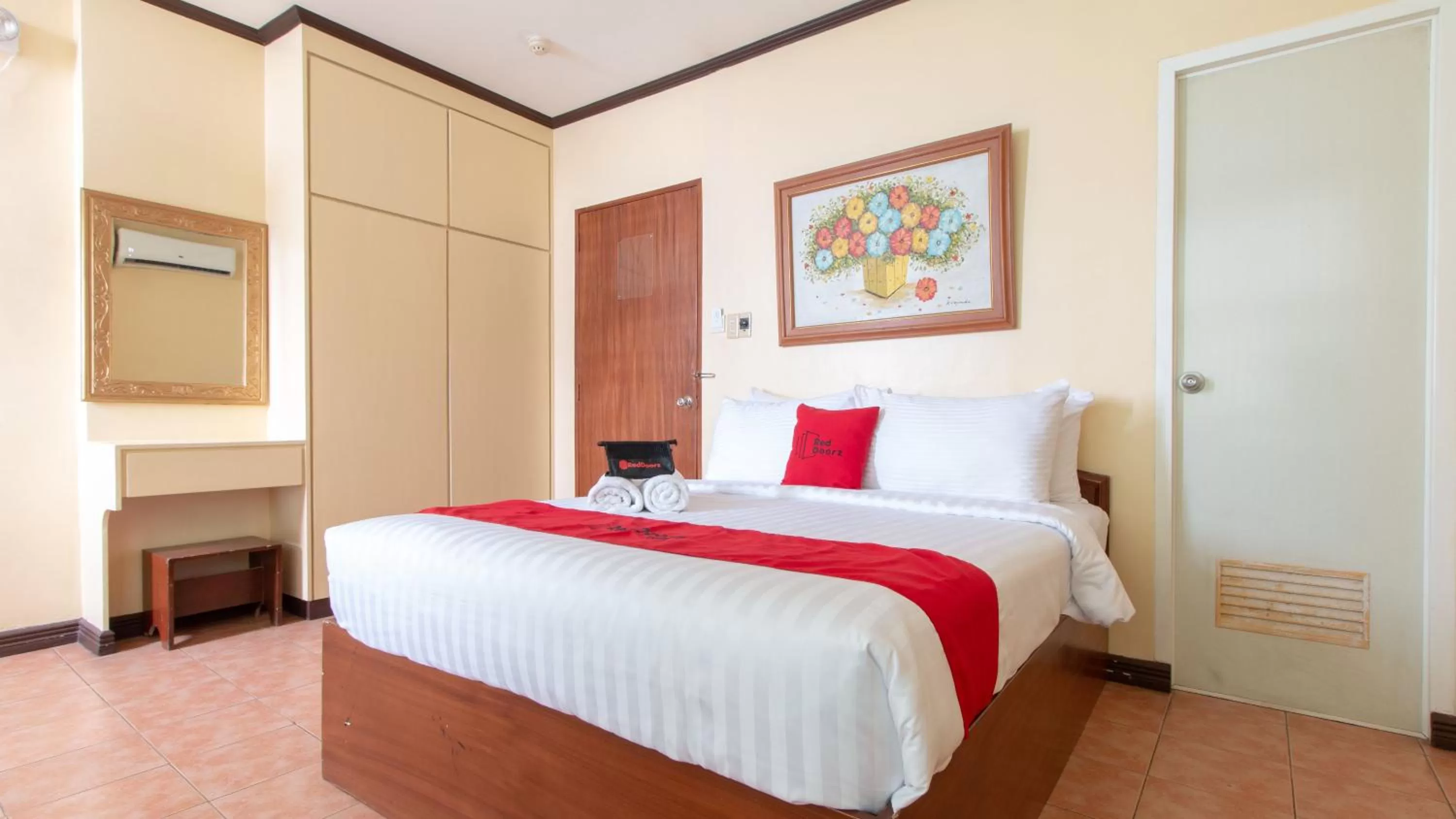 Photo of the whole room, Bed in RedDoorz @ Downtown Tacloban
