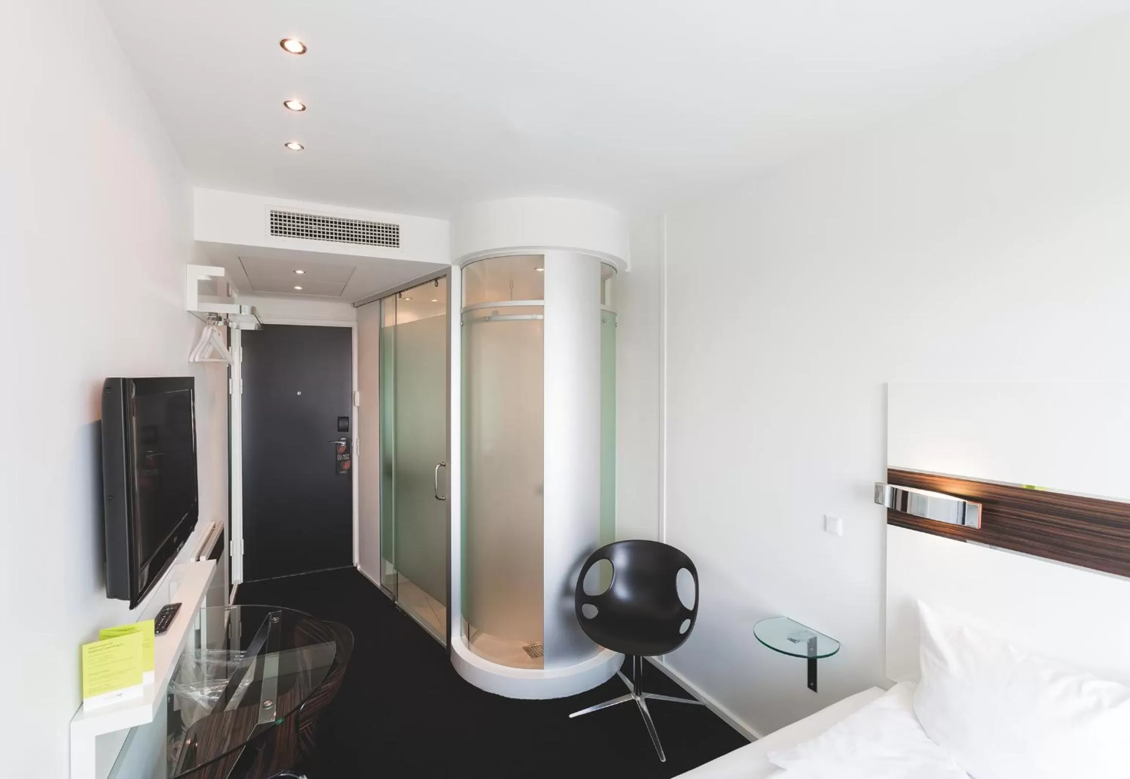 Photo of the whole room, Bed in Wakeup Copenhagen - Carsten Niebuhrs Gade