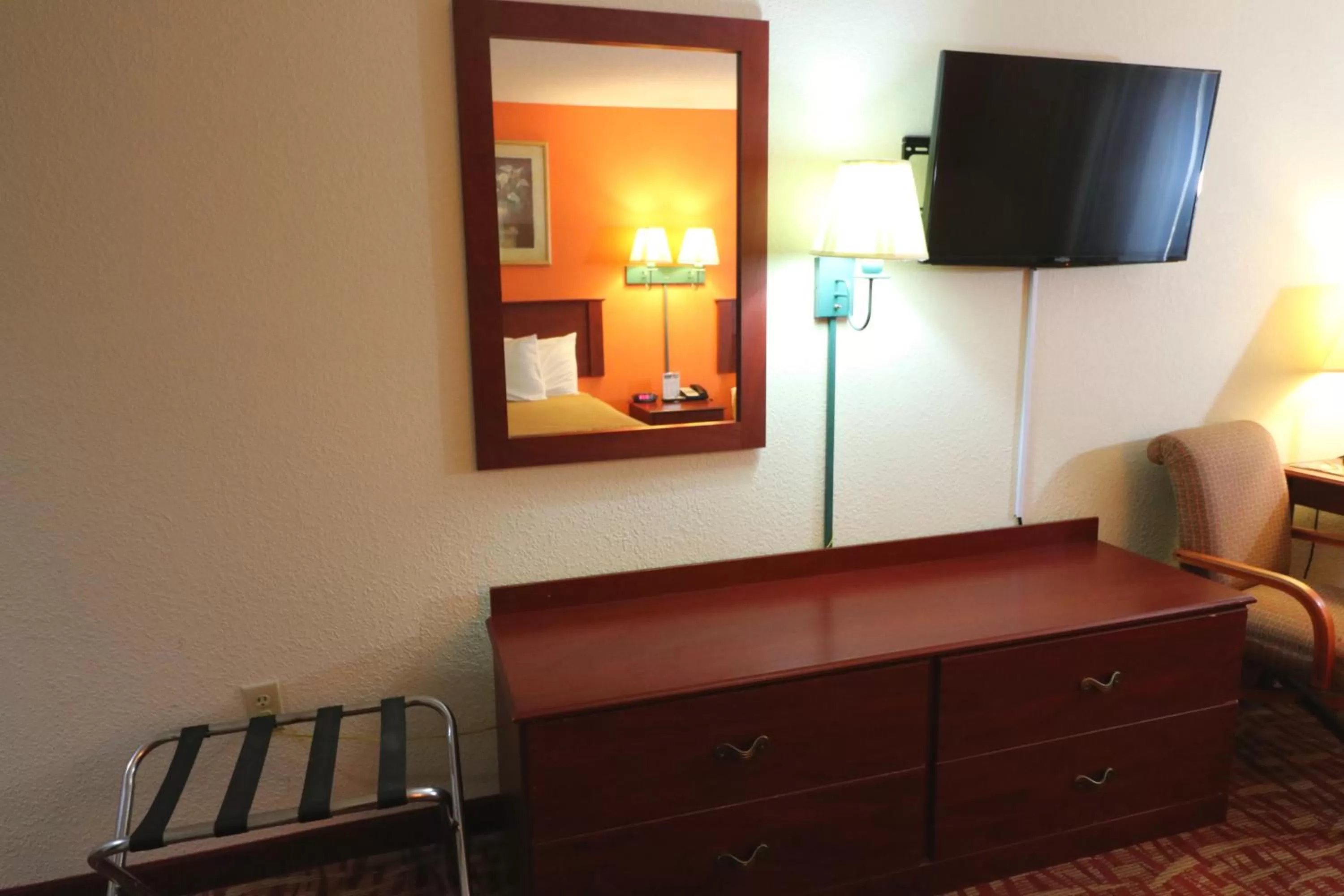 TV and multimedia in Jefferson Inn Dandridge