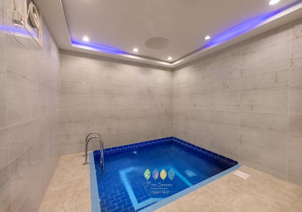 Swimming Pool in Tree Season Chalets