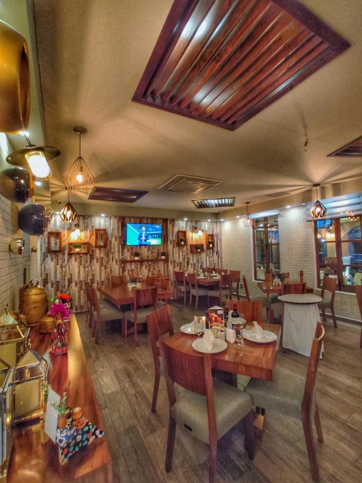 Restaurant/places to eat in Hotel Victoria