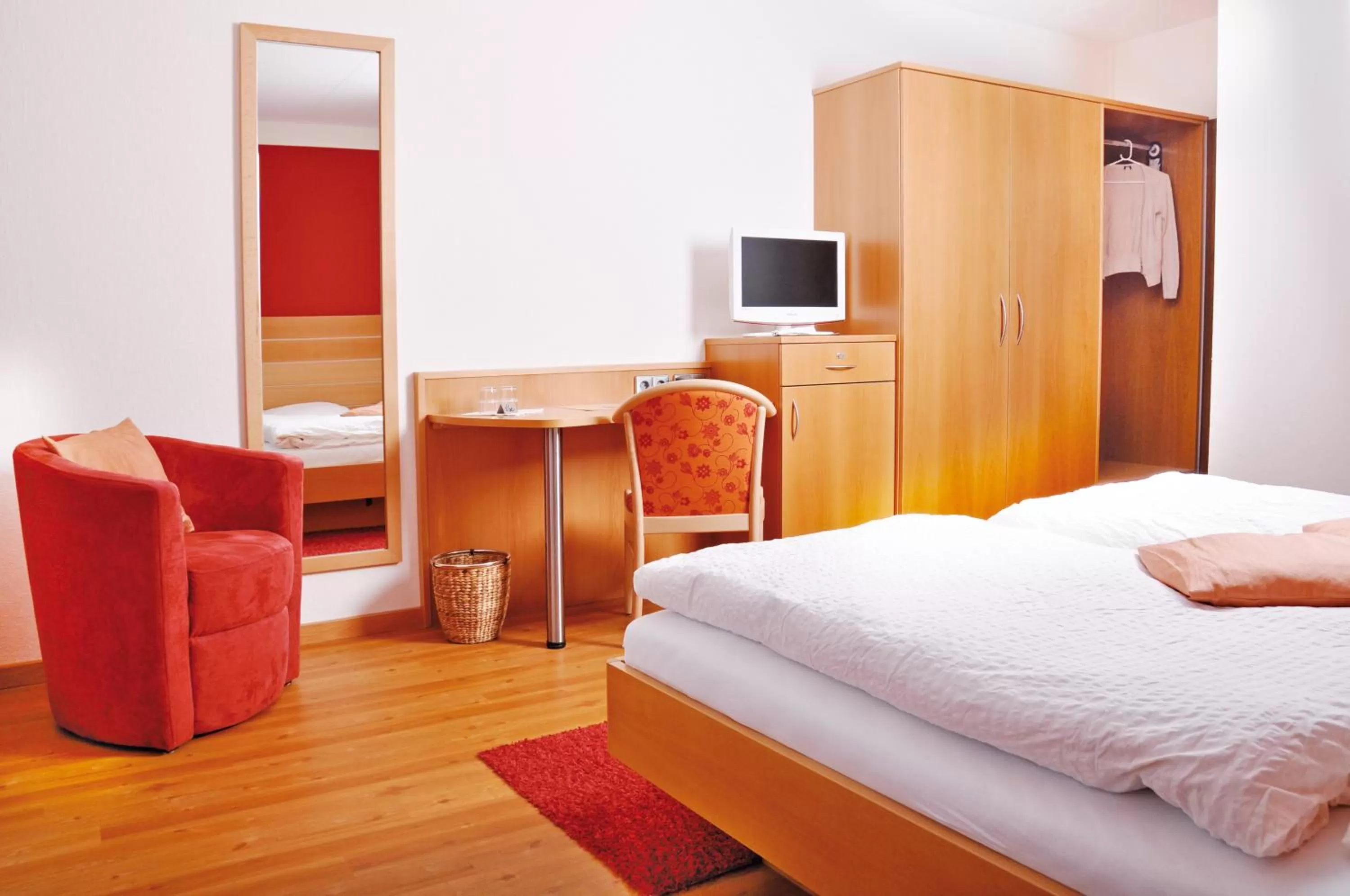 Photo of the whole room, TV/Entertainment Center in Gartenhotel Feldeck