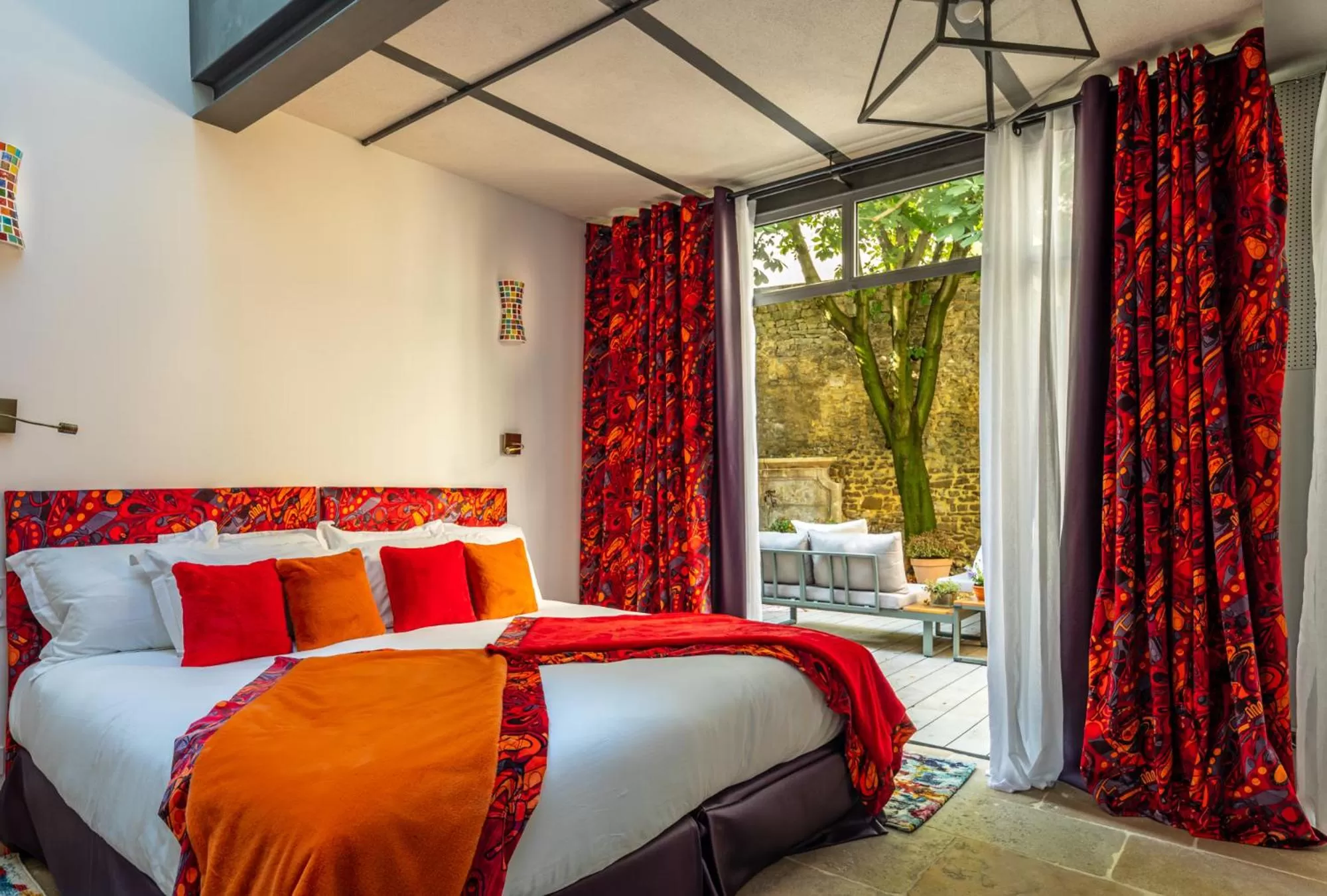 Bed in Le Clos Violette et Le 11 D'Aglaé - Hôtel de Charme Design de Luxe