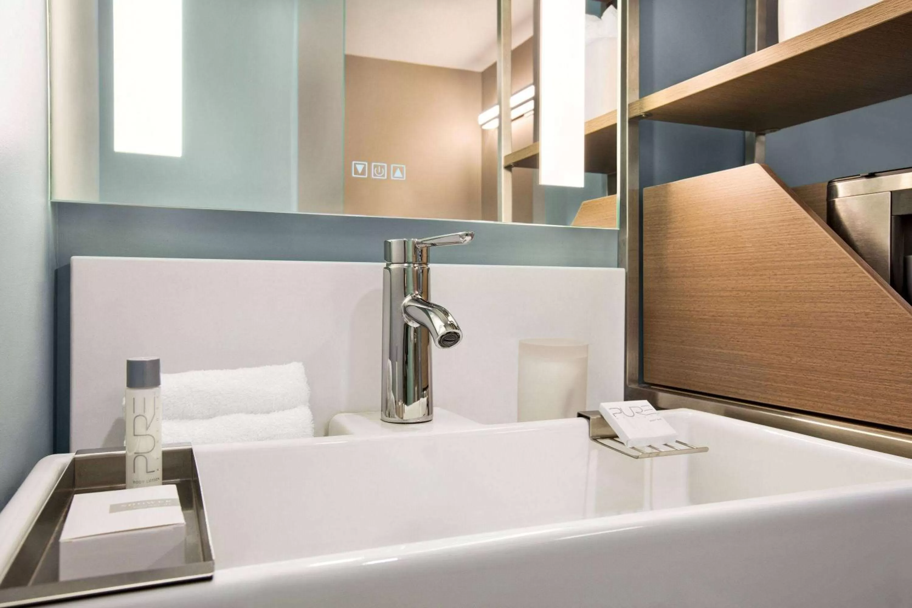 TV and multimedia in Wingate by Wyndham Bronx Haven Park