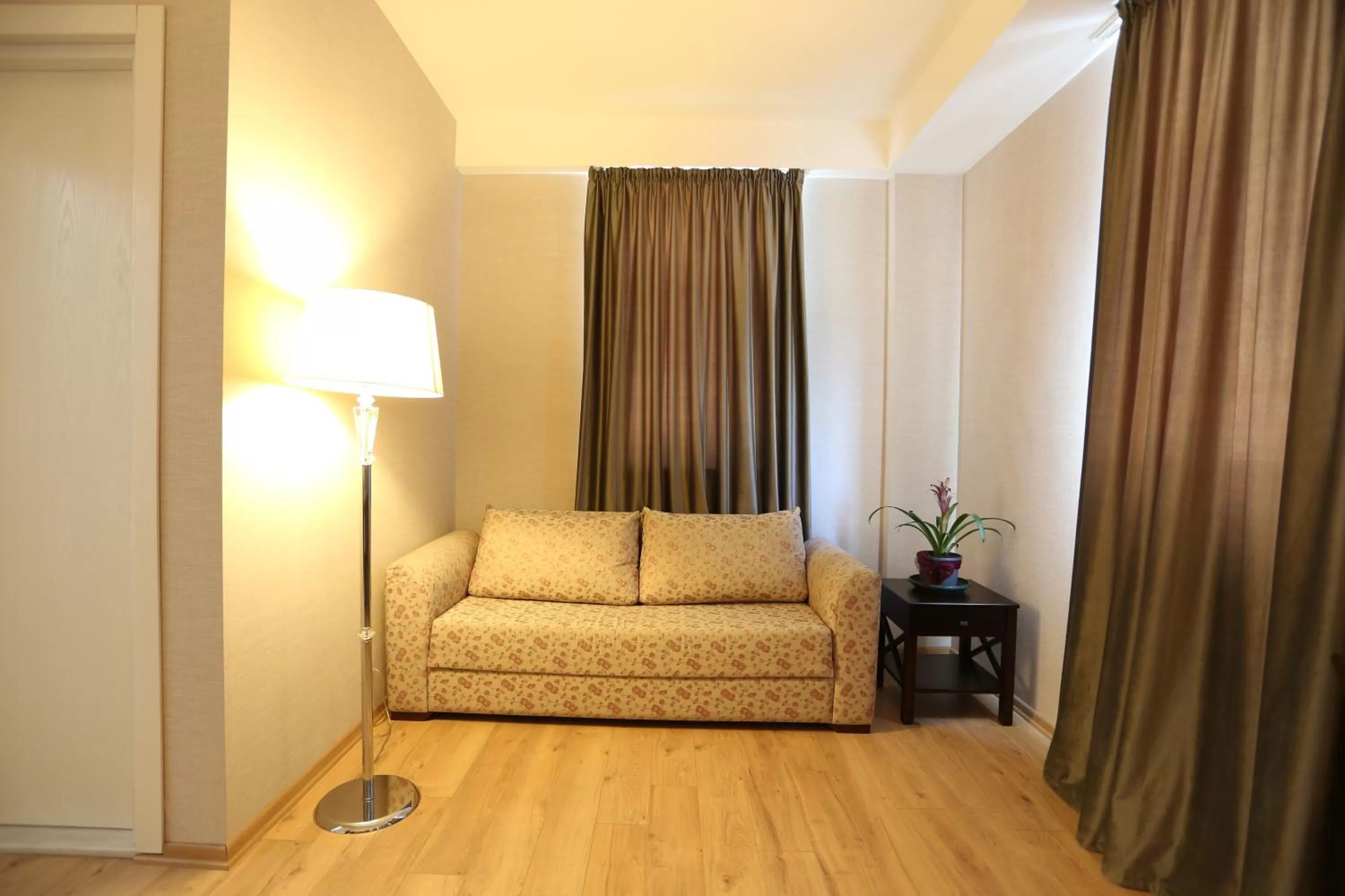 Bed, Seating Area in Hotel Winoterra