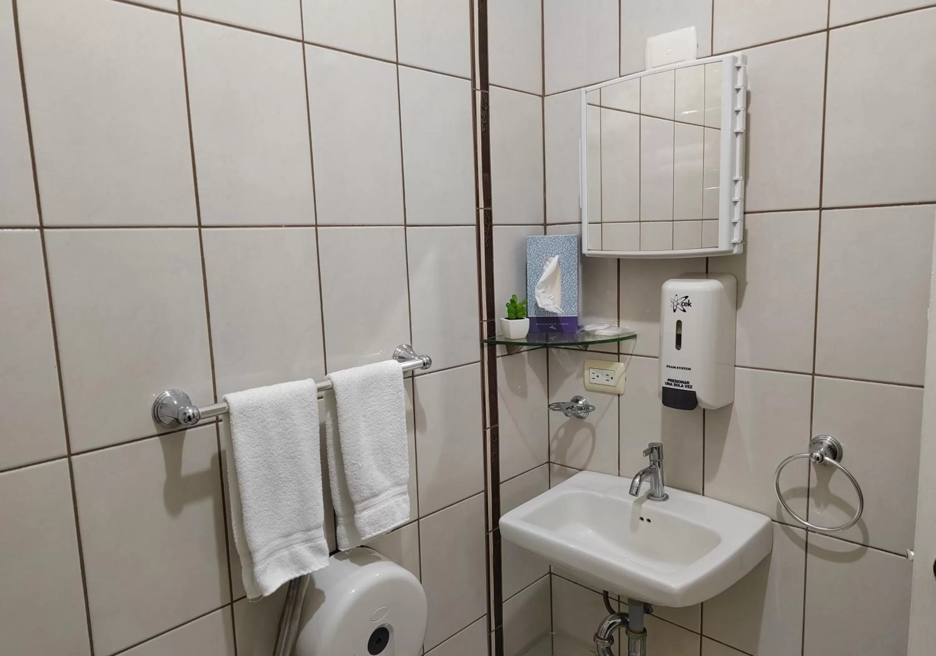 Shower in Hotel Bamboo Aeropuerto