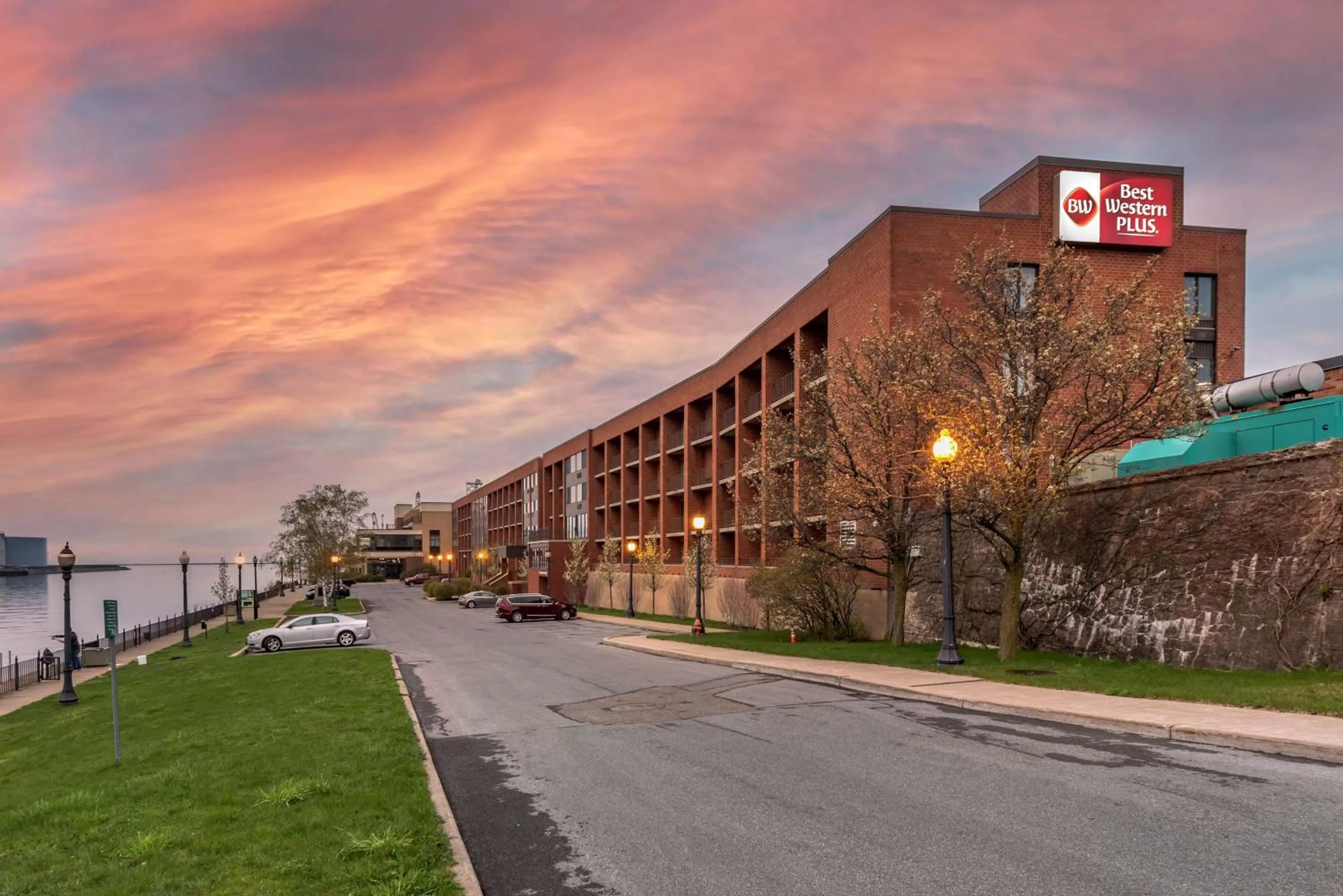 Property building in Best Western Plus Oswego Hotel and Conference Center