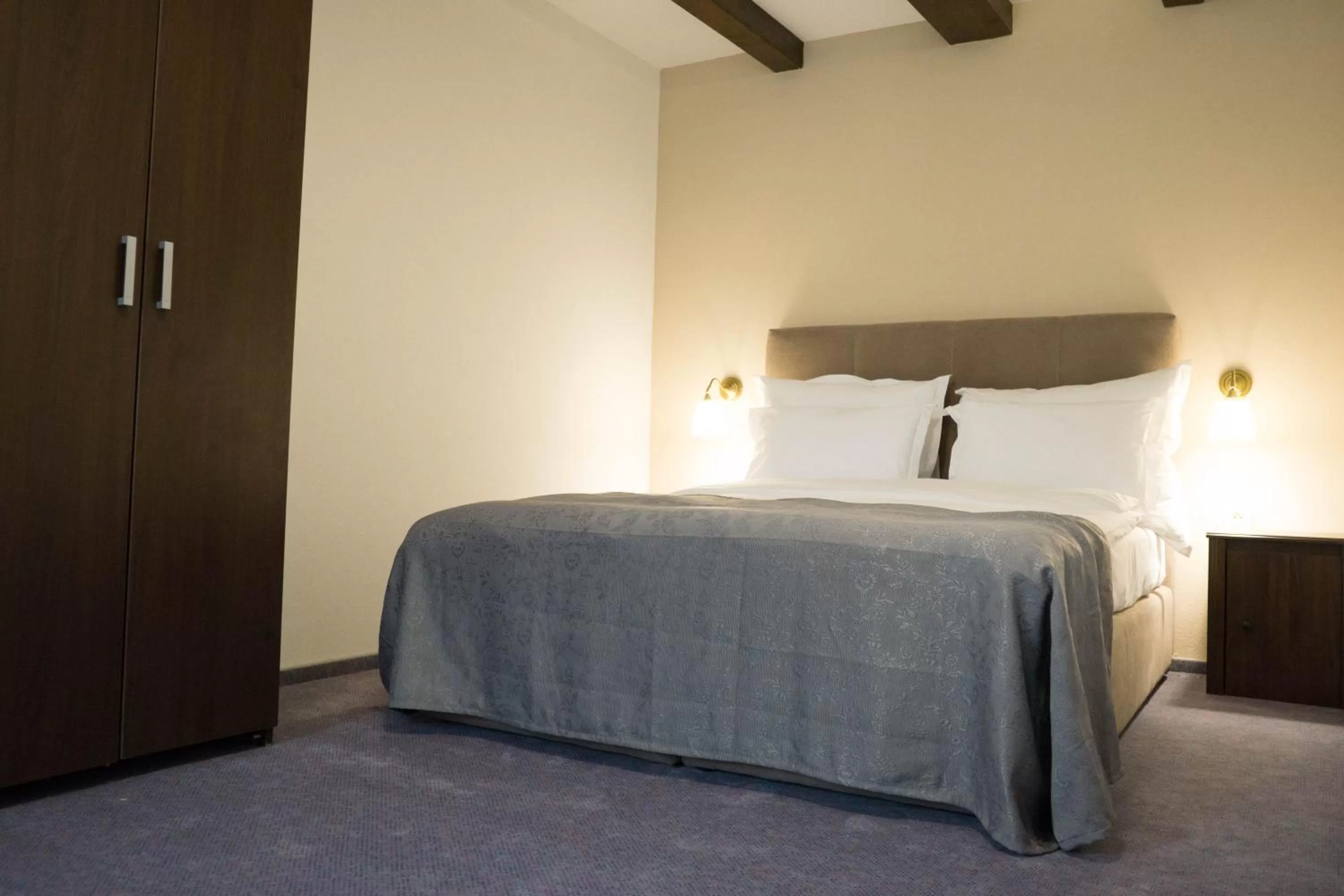 Photo of the whole room, Bed in Nest