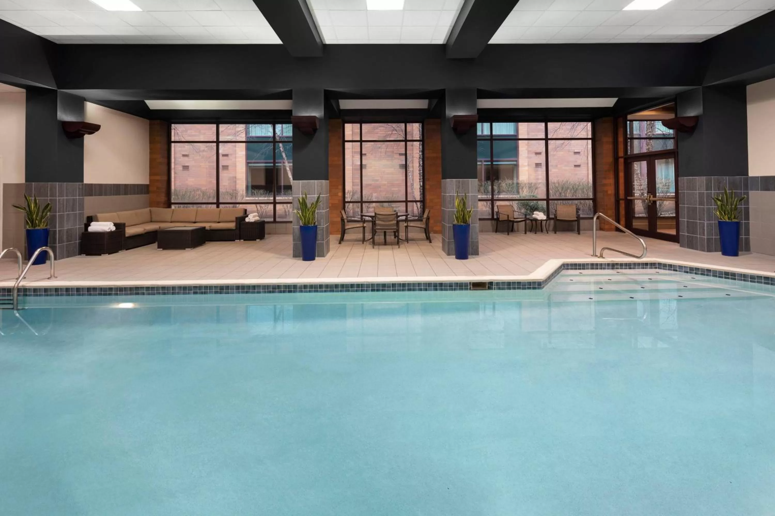 Swimming pool in Pittsburgh Marriott North