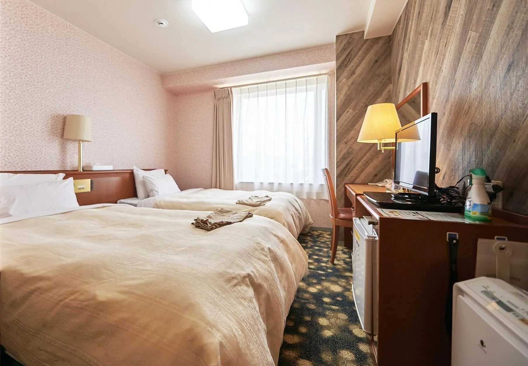 Bed in Annex Royal Hotel