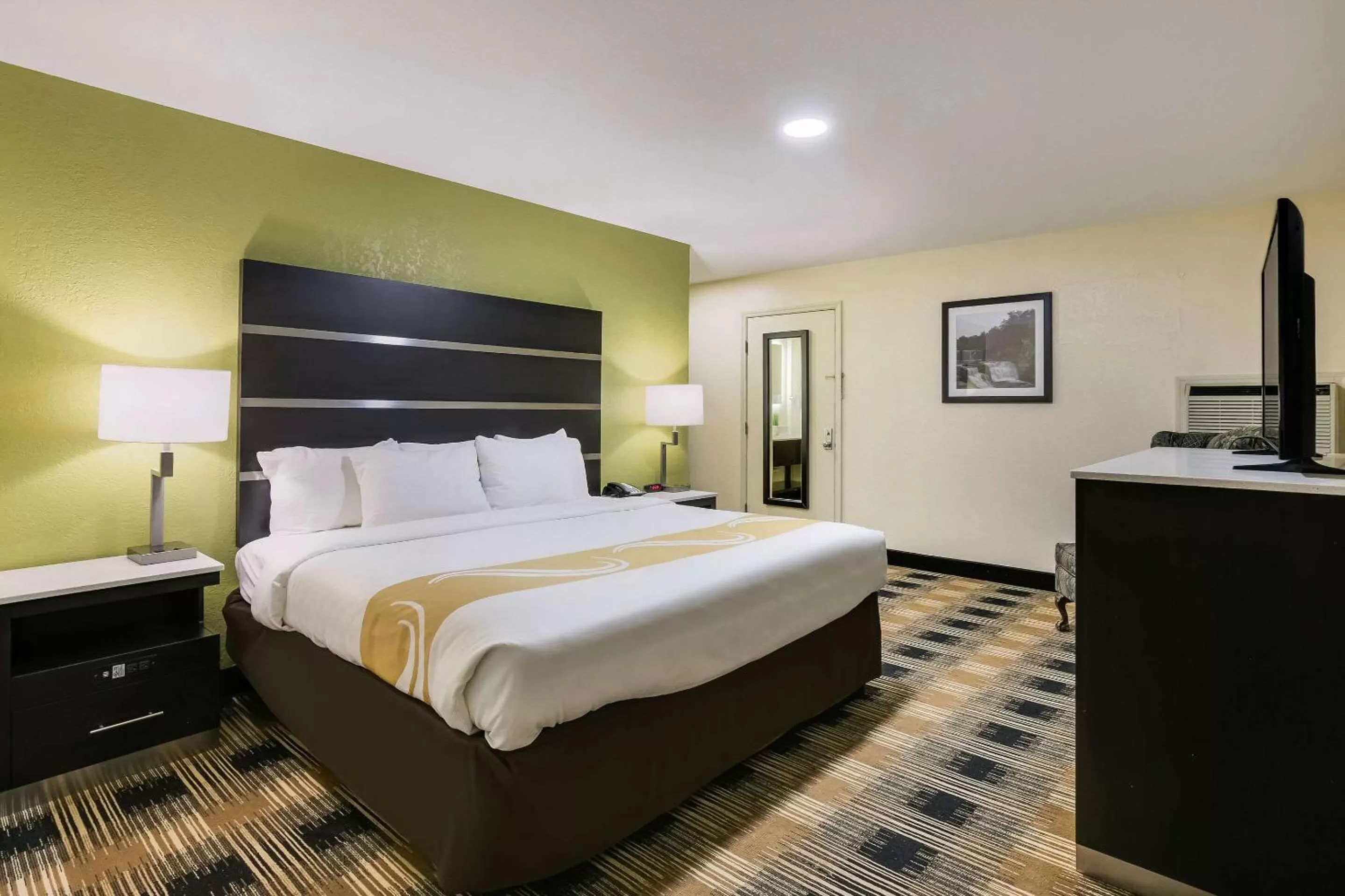 Photo of the whole room, Bed in Quality Inn & Suites Mt Chalet