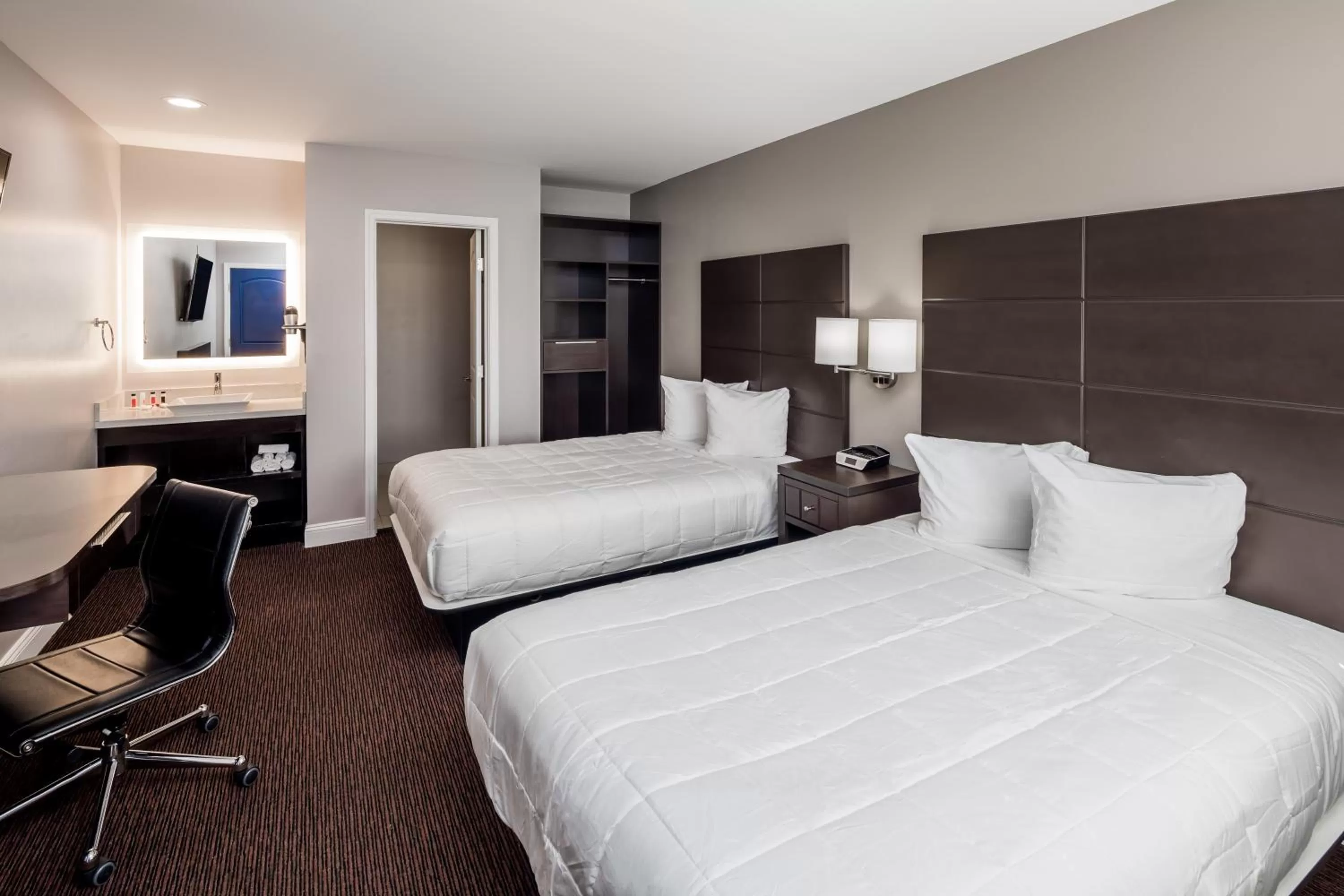 Photo of the whole room, Bed in Vallejo Inn