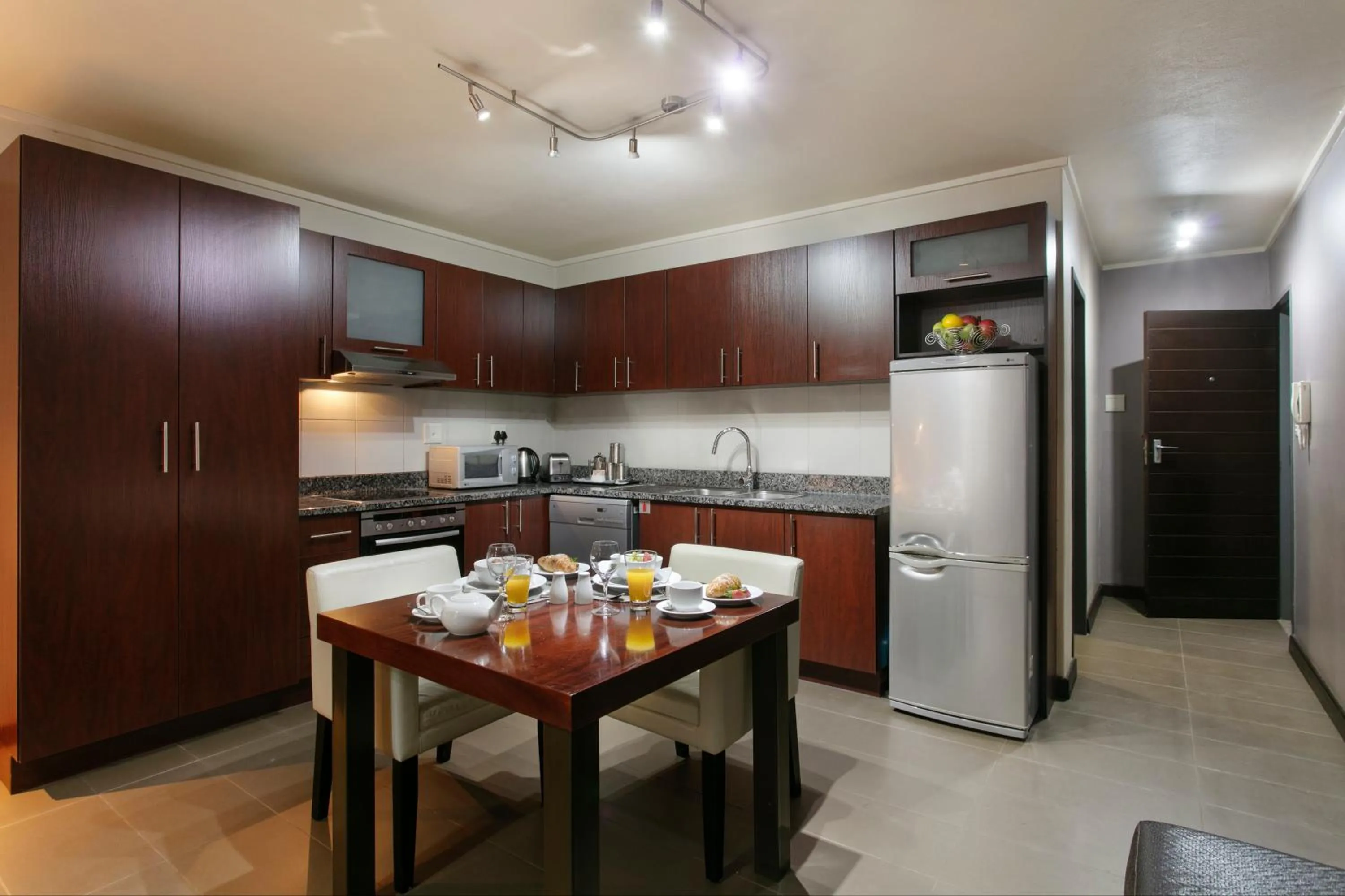 Kitchen or kitchenette in Absolute Farenden Apartments