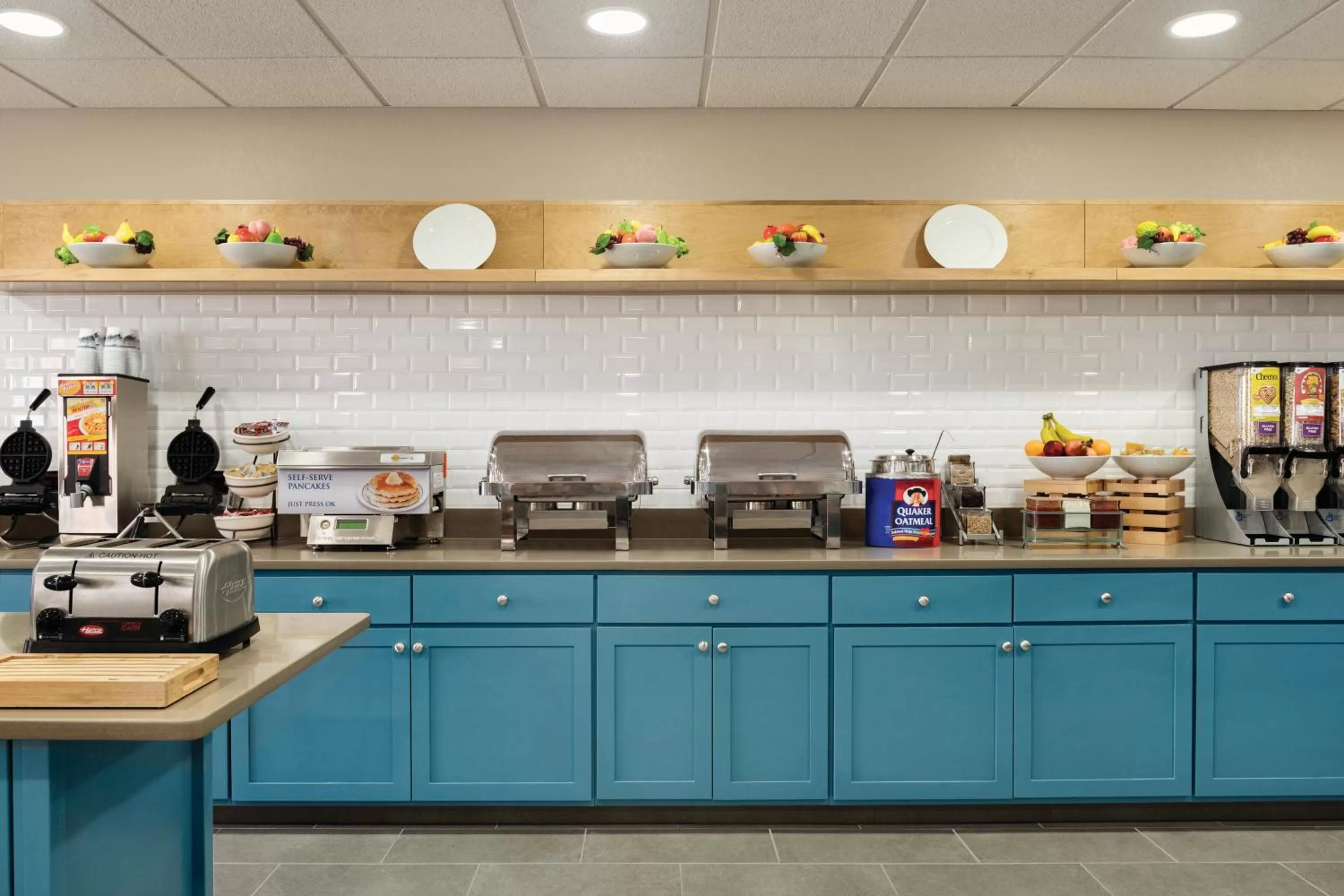 Buffet breakfast in Country Inn & Suites by Radisson, Coralville, IA