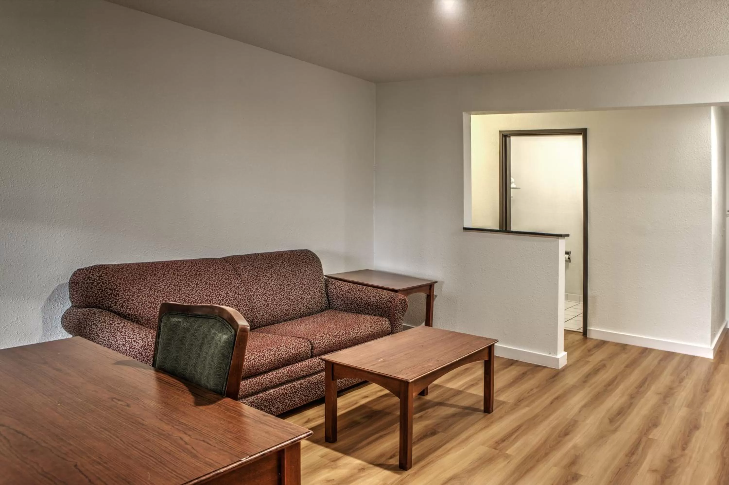 Seating area in Motel 6-Dallas, TX - Northwest