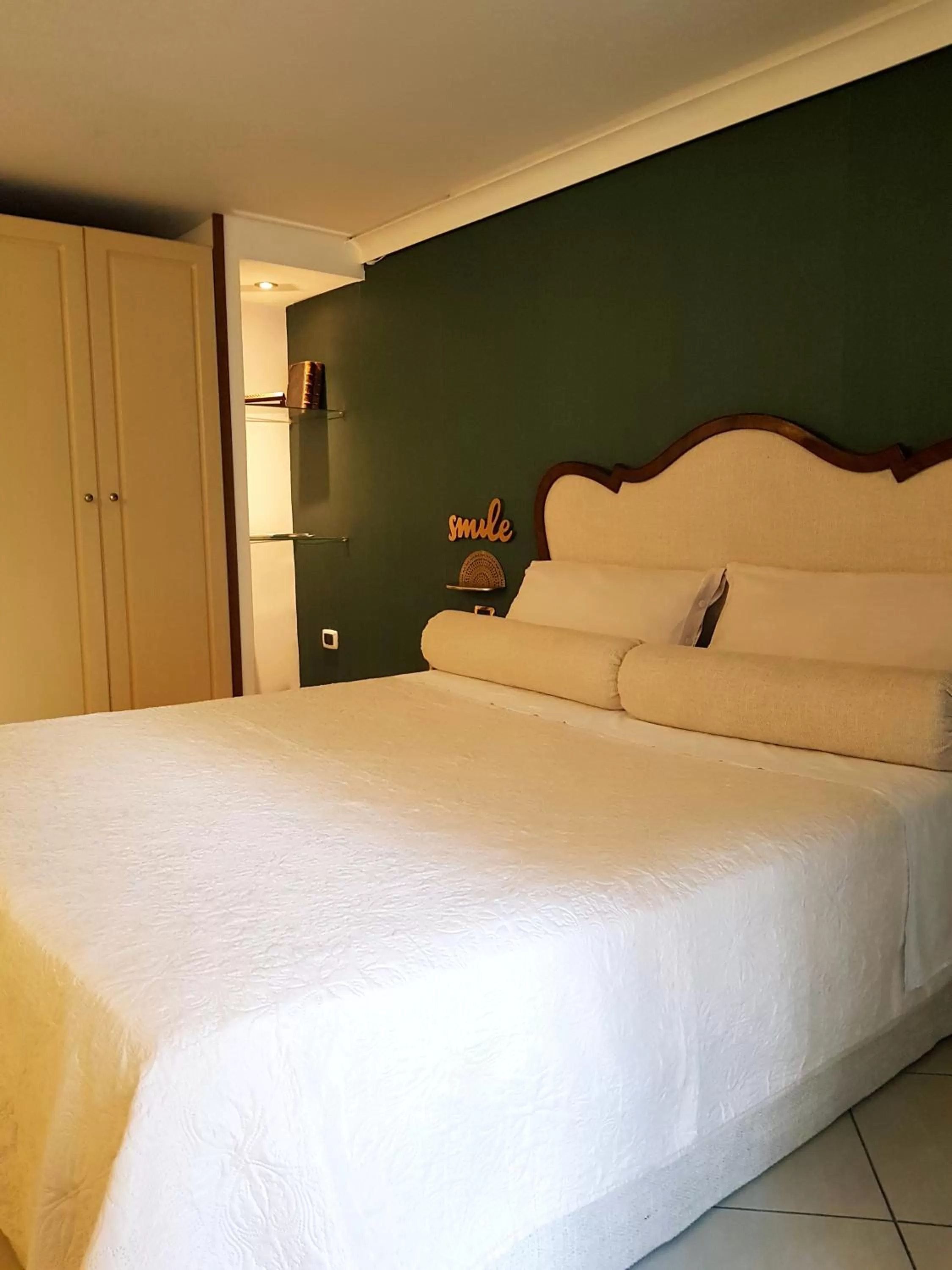 Bed in Medina Central