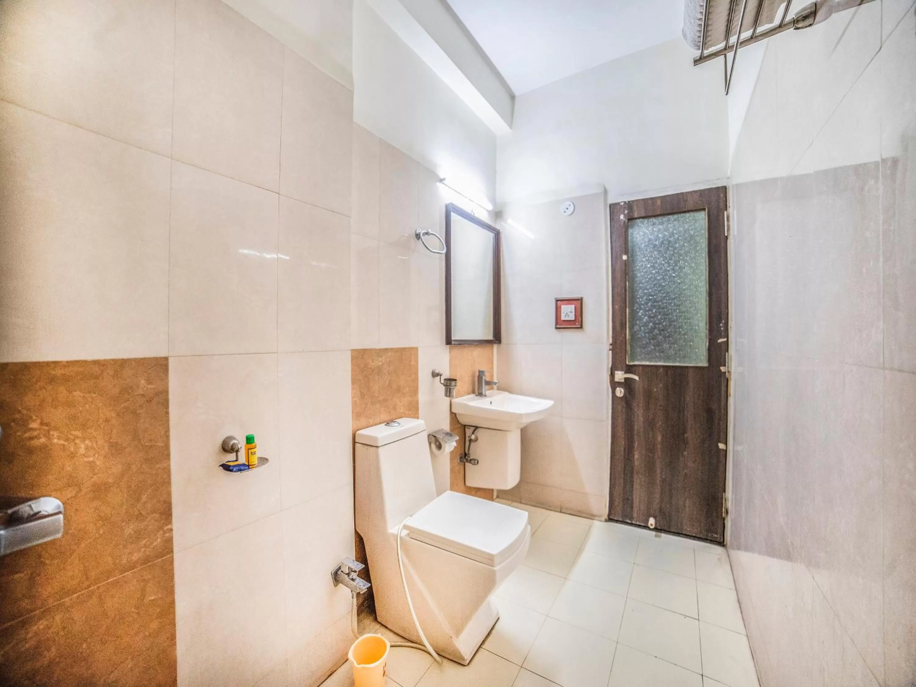 Toilet in FabHotel Santoor Geeta Bhawan Square