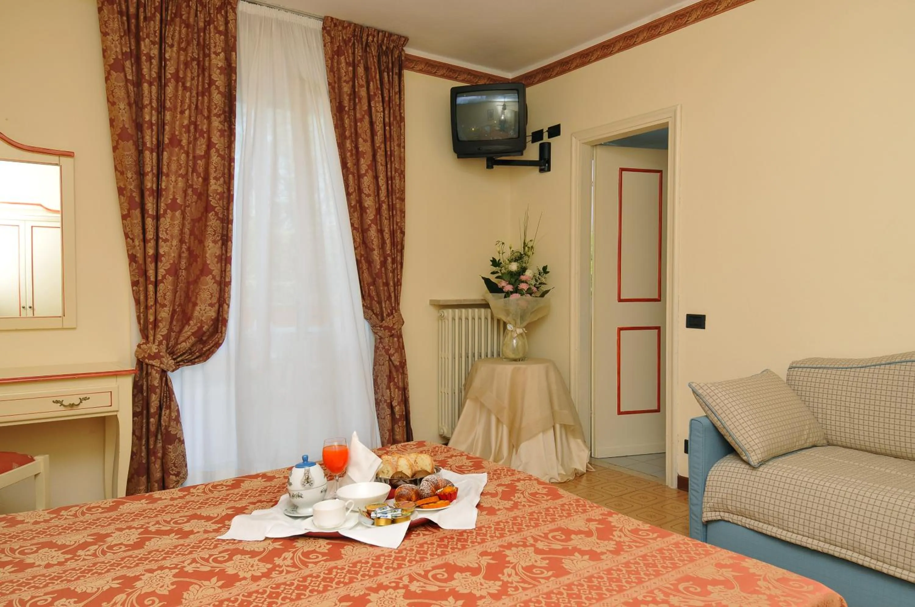 Photo of the whole room, Bed in La Quiete Park Hotel