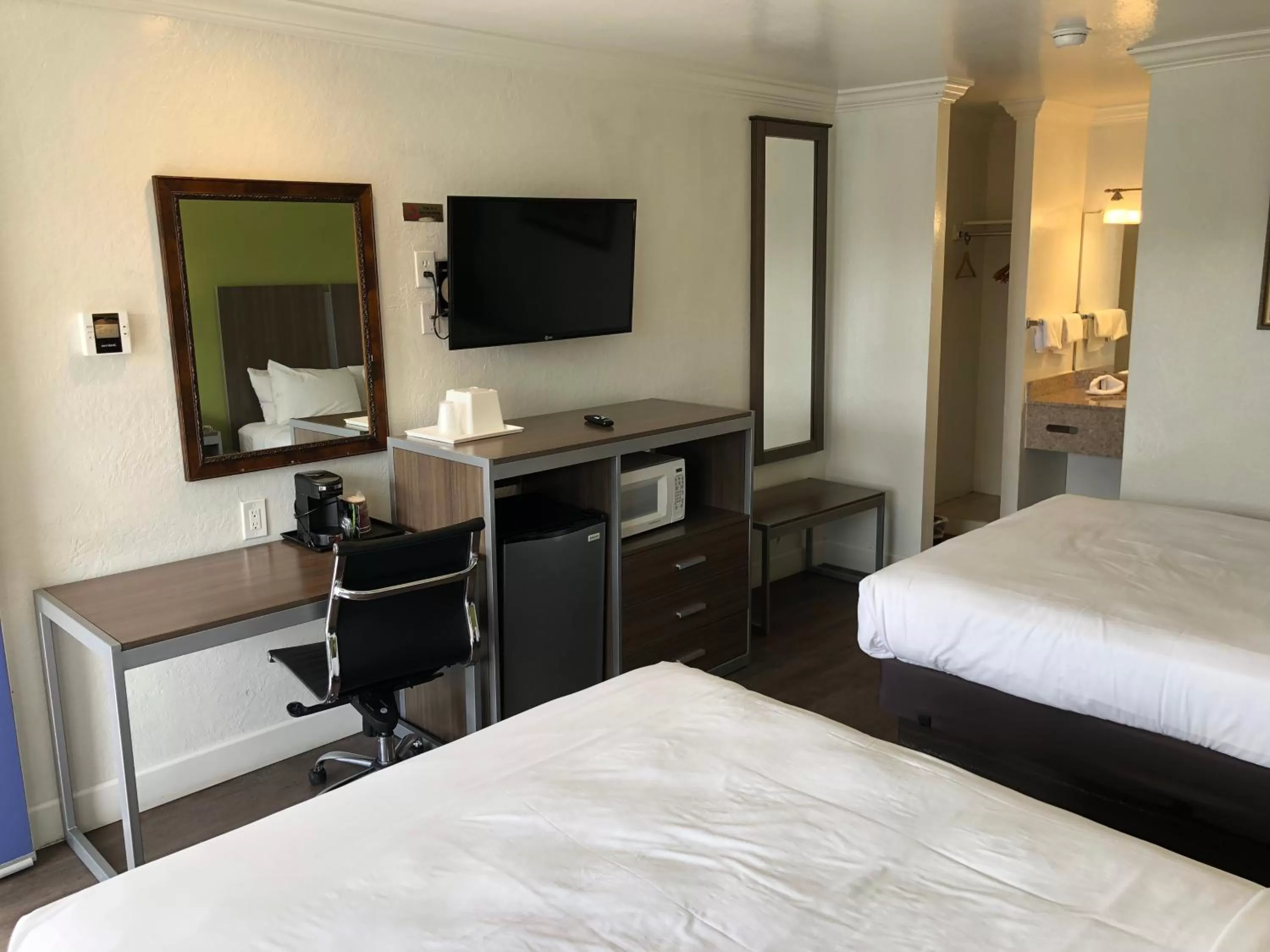 Bedroom, Bed in Gilroy Inn