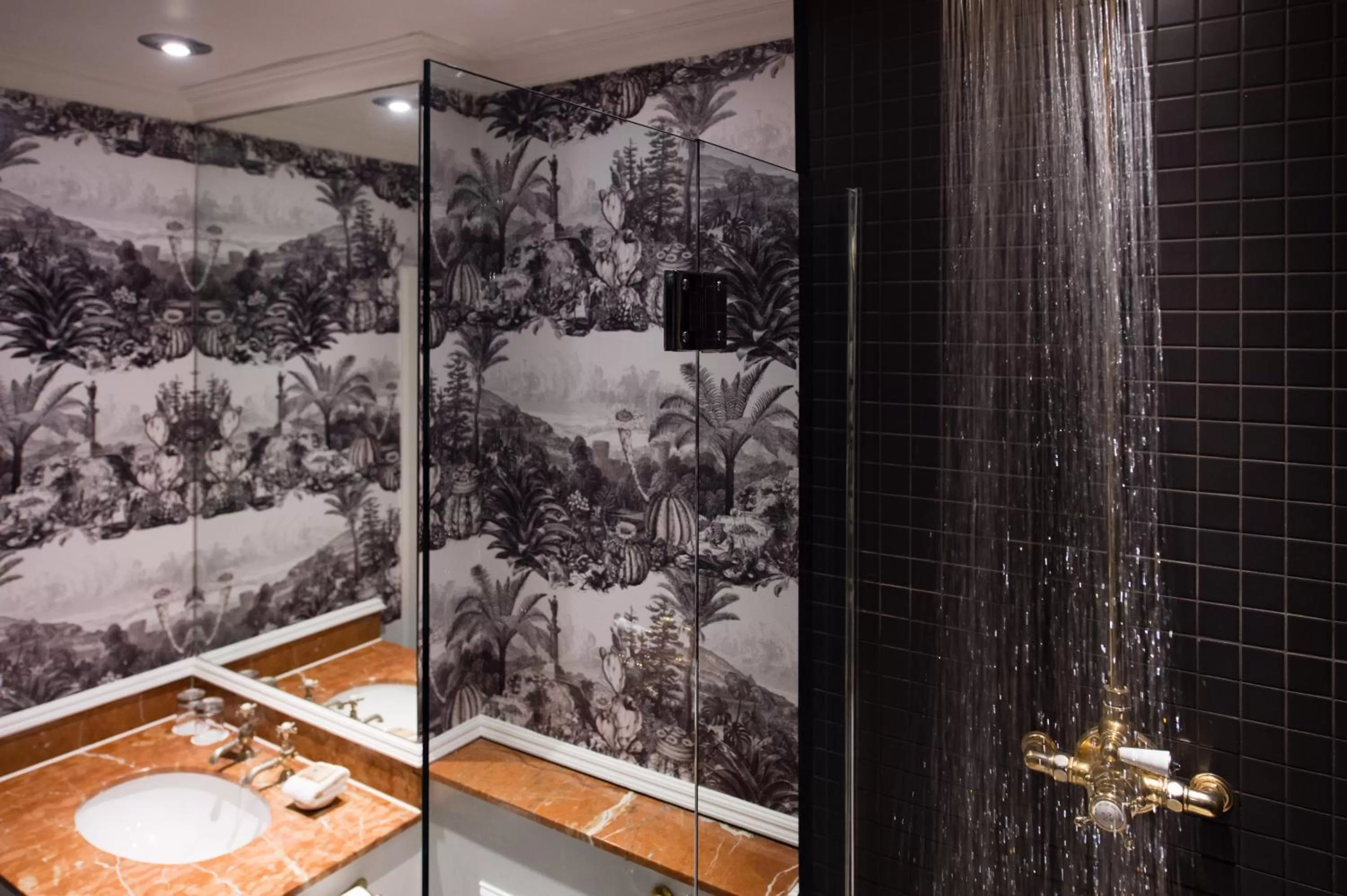 Shower in One Devonshire Gardens a Hotel Du Vin