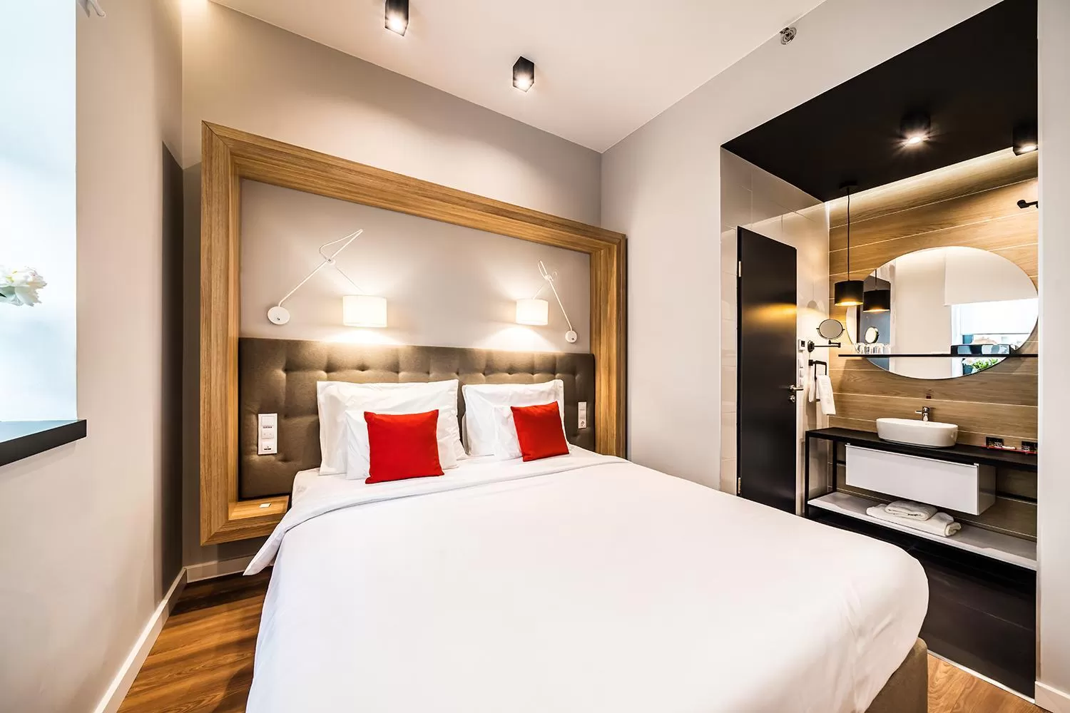 Shower, Bed in Up Hotel Budapest