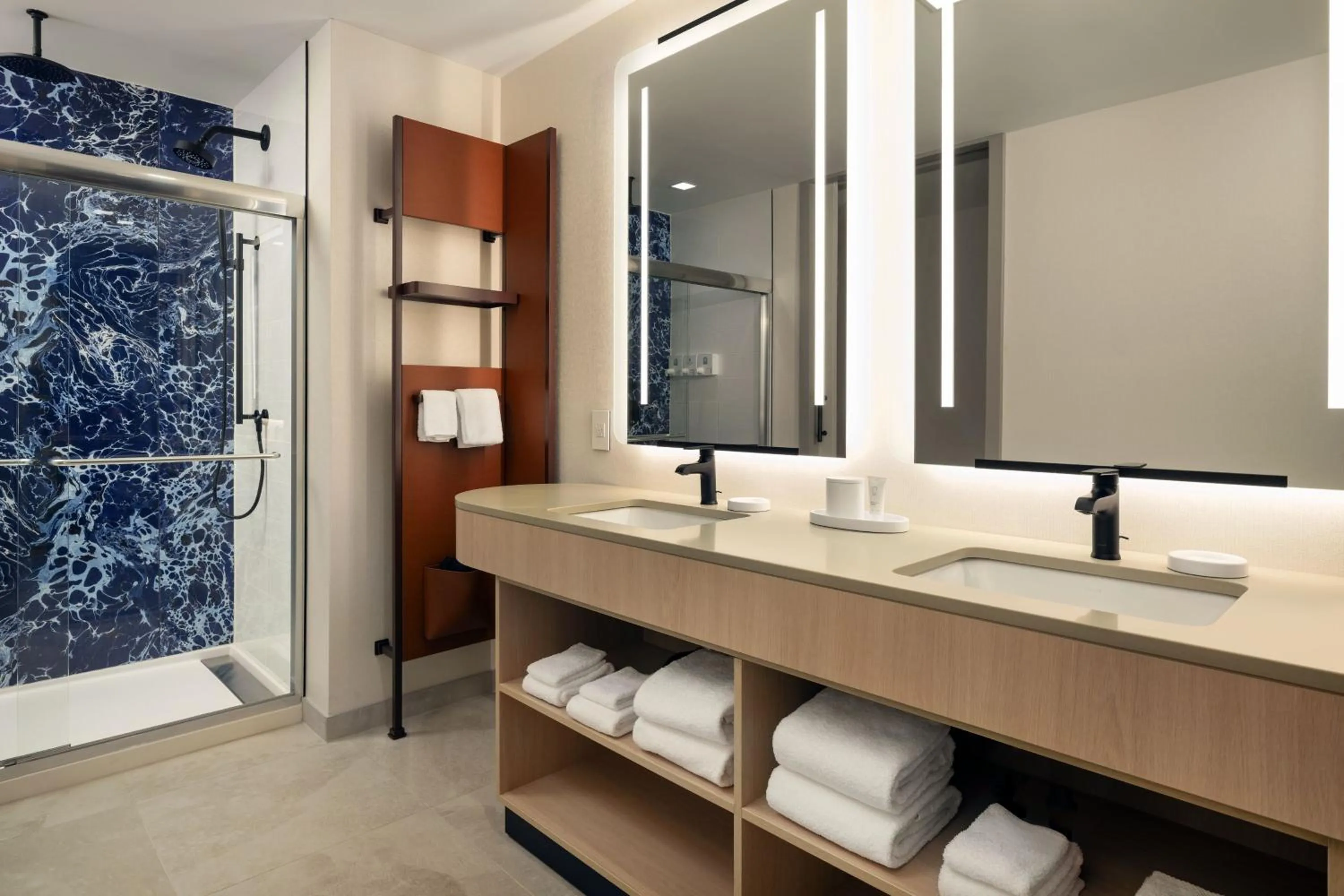 Bathroom in Cascade Hotel, Kansas City, a Tribute Portfolio Hotel