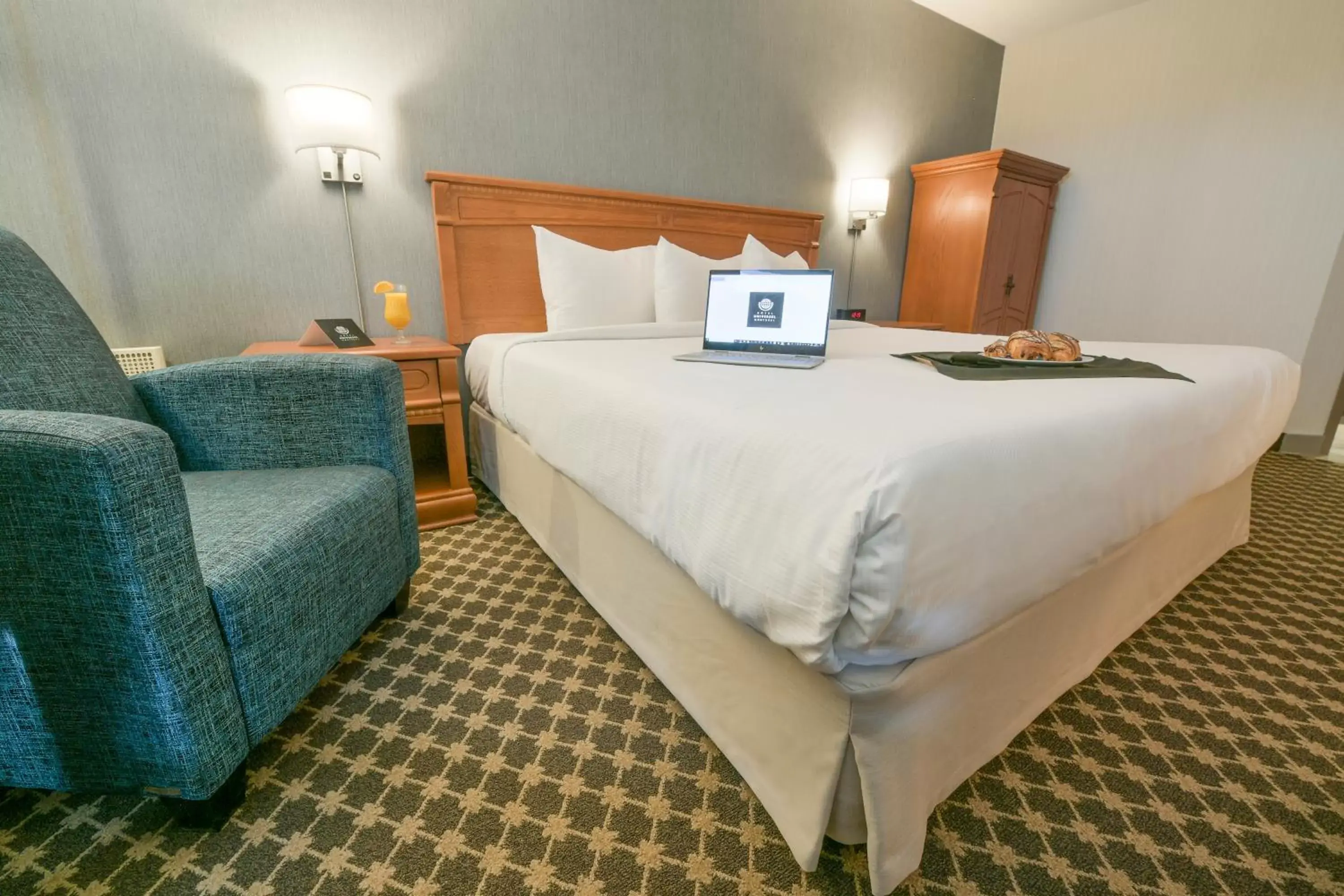 Classic Room with 1 king bed in Hotel Universel Montréal Classic Room with 1 king bed in Hotel Universel Montréal