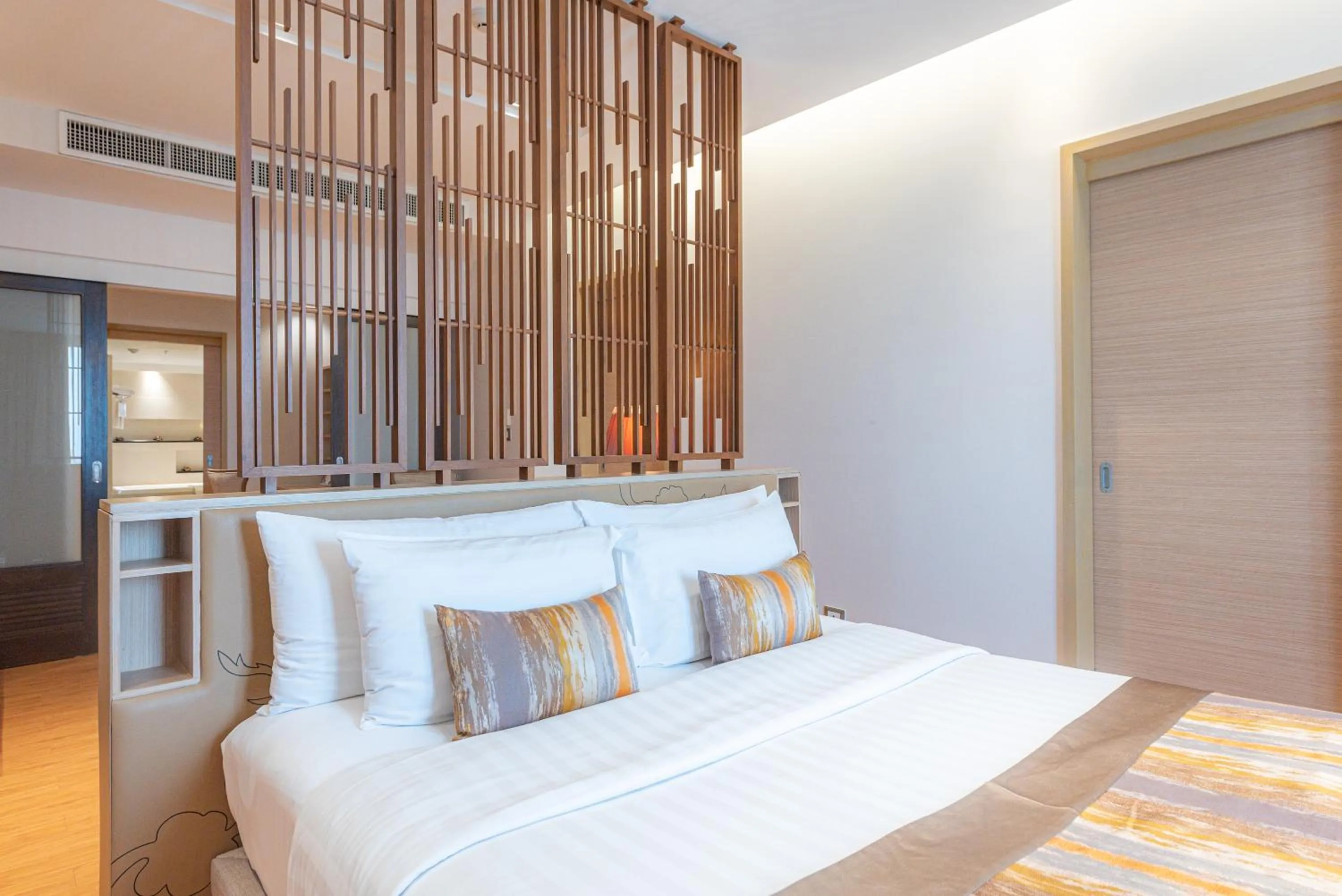 Bedroom, Bed in Summit Windmill Golf Suite Hotel at Suvarnabhumi